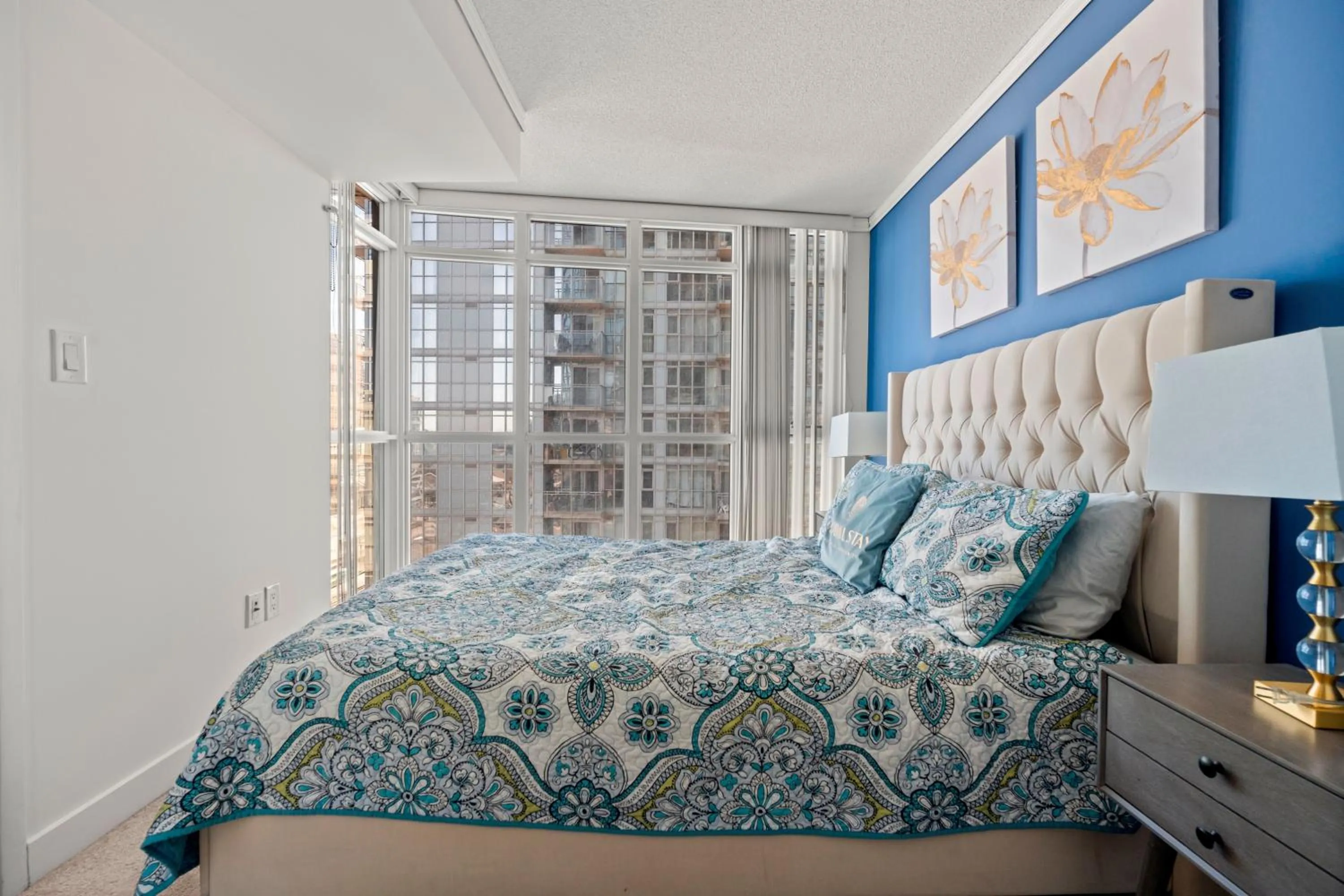 Bed in GLOBALSTAY Elegant Downtown Apartments