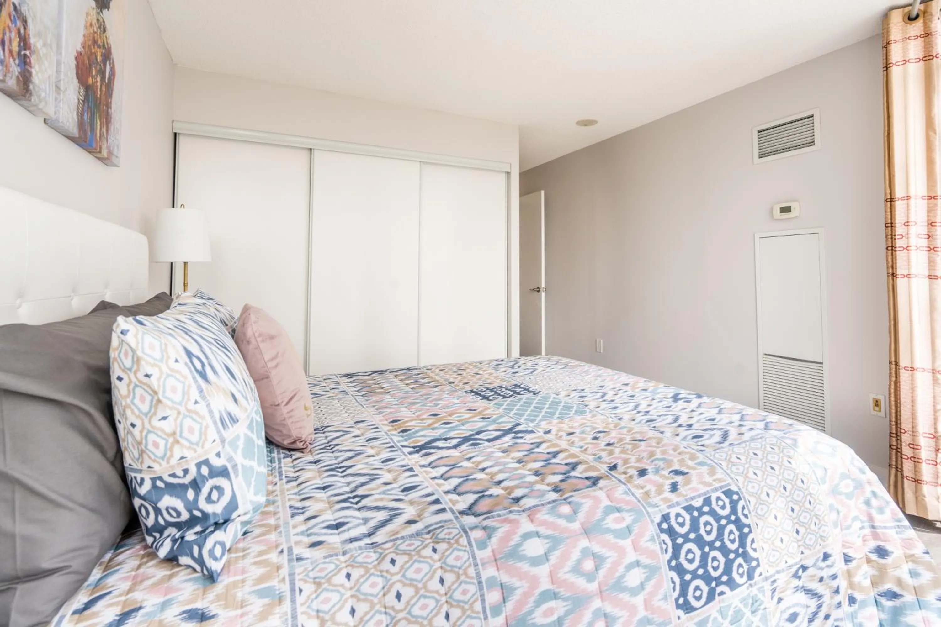 Bed in GLOBALSTAY Elegant Downtown Apartments