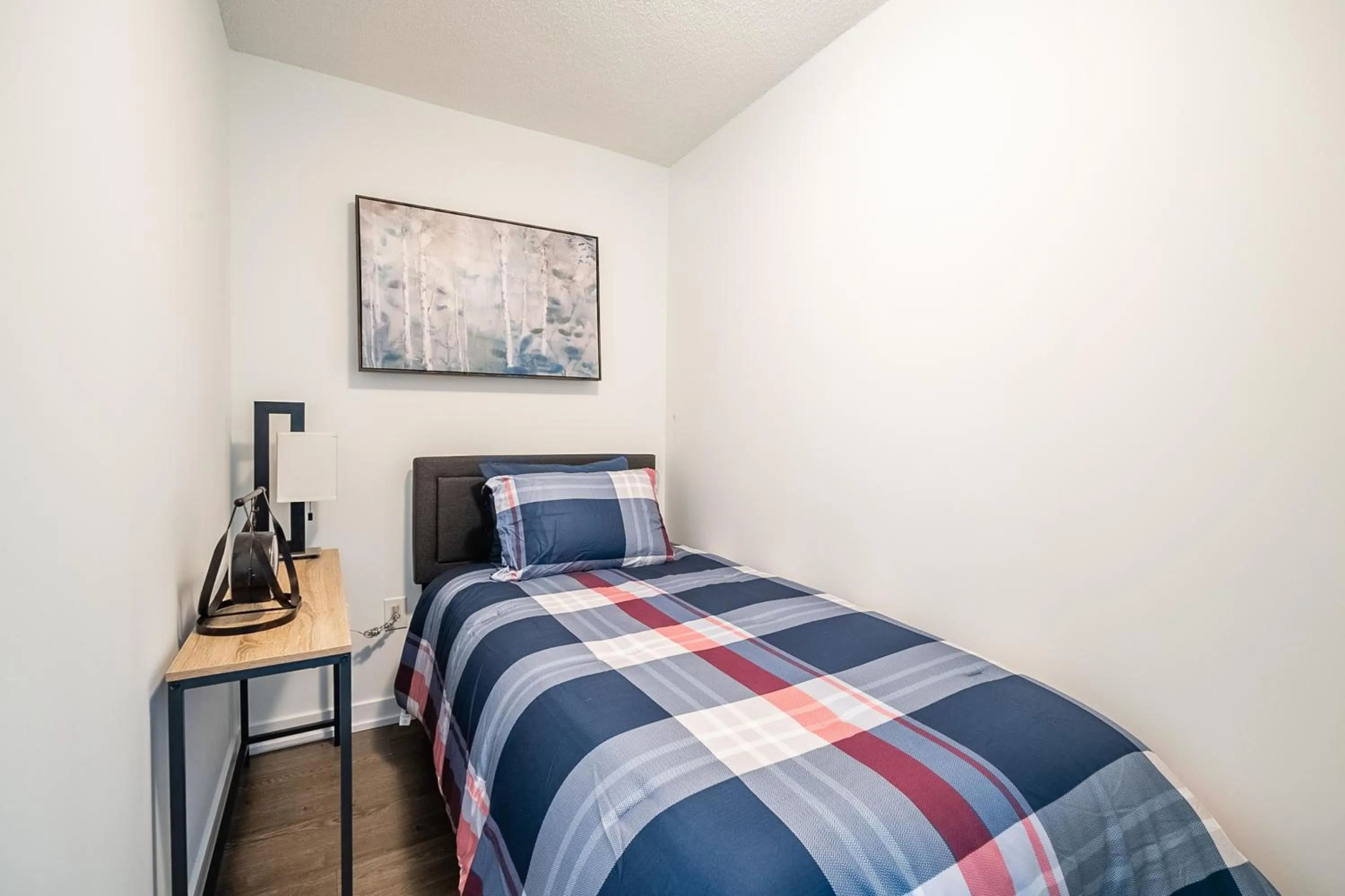 Bed in GLOBALSTAY Elegant Downtown Apartments