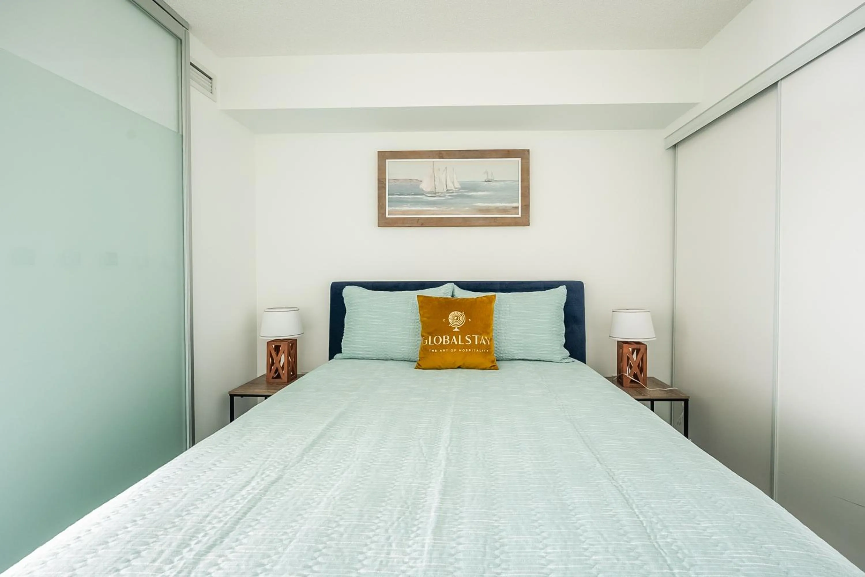 Bed in GLOBALSTAY Elegant Downtown Apartments