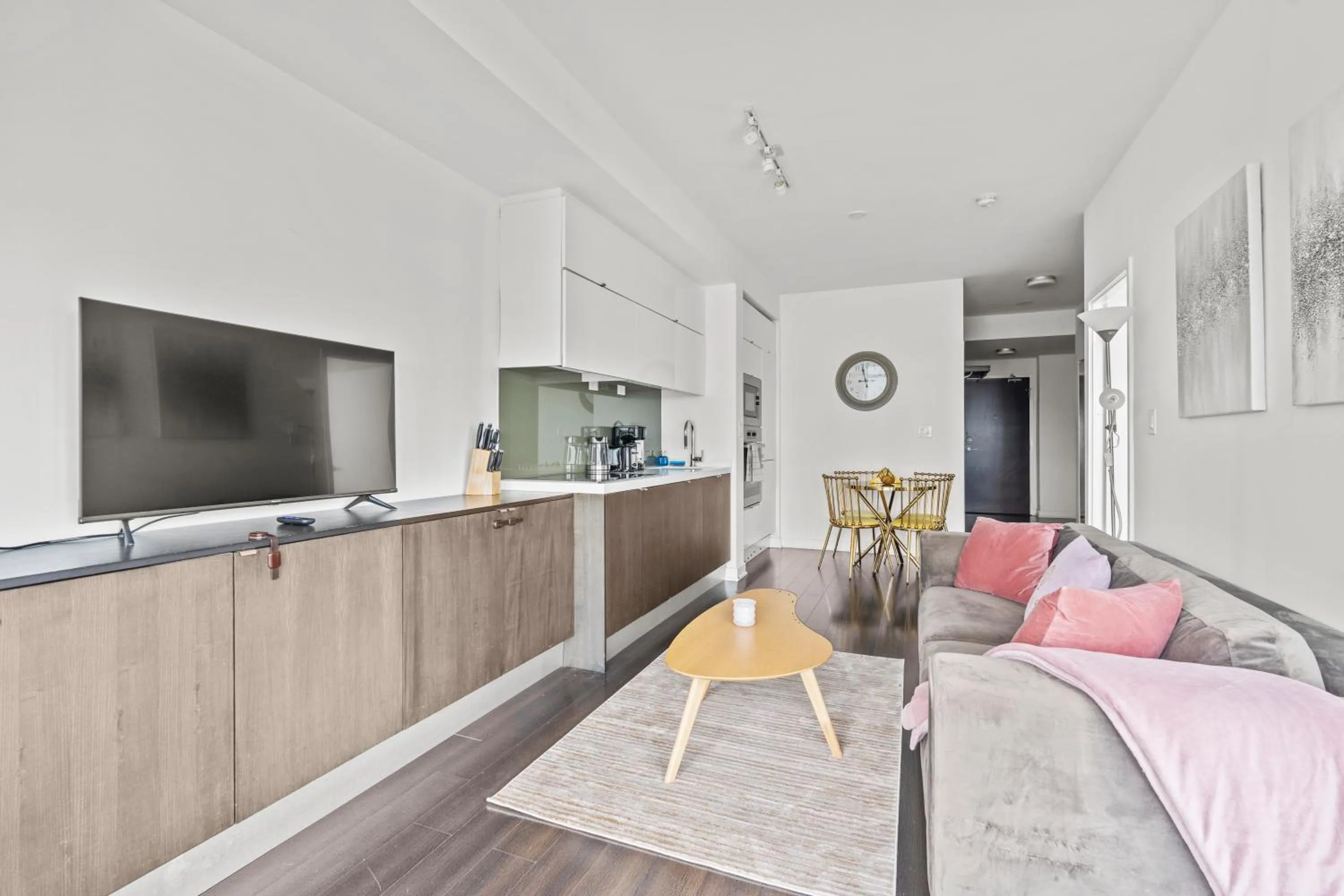 TV and multimedia in GLOBALSTAY Elegant Downtown Apartments