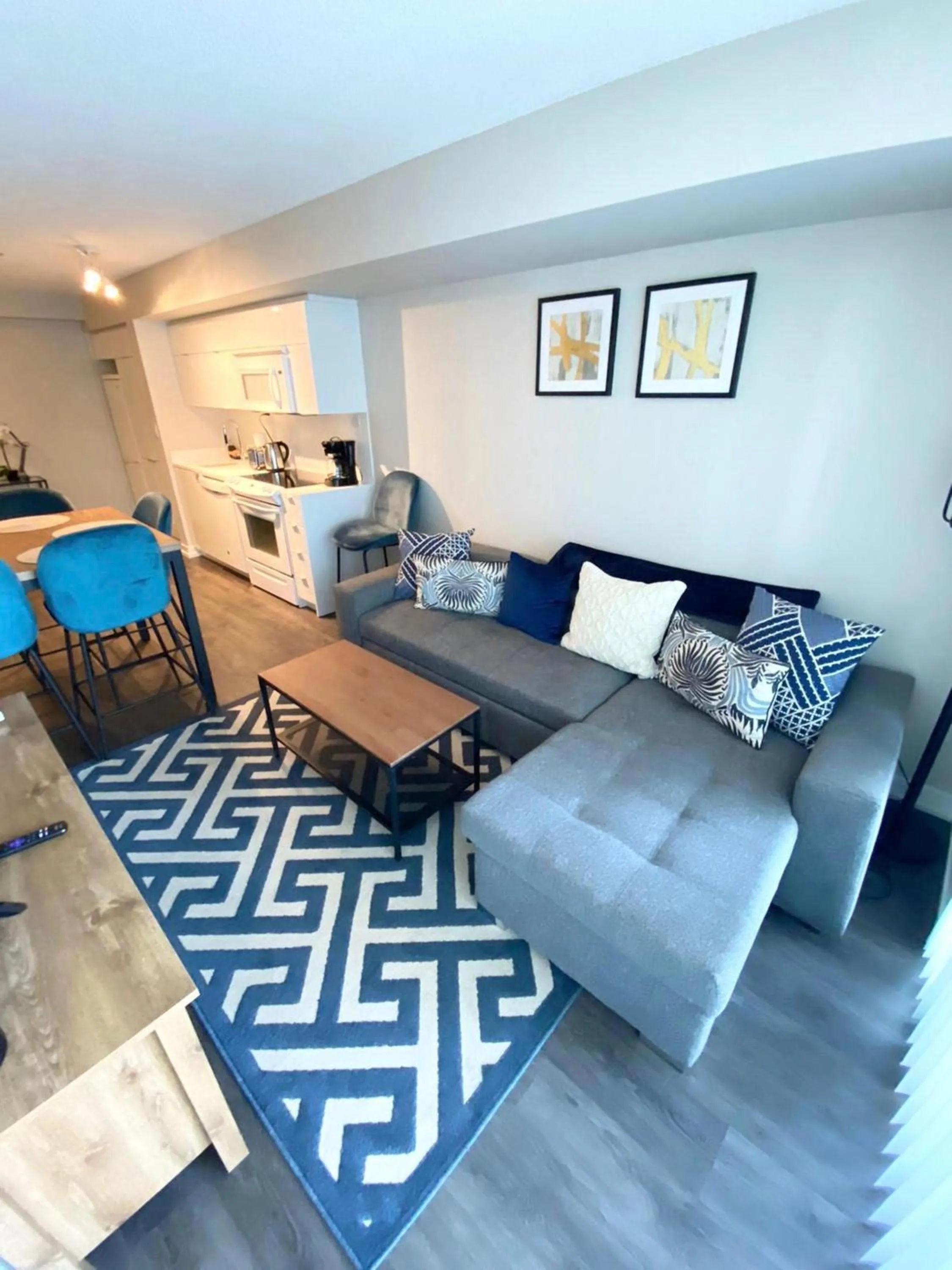 Living room in GLOBALSTAY Elegant Downtown Apartments