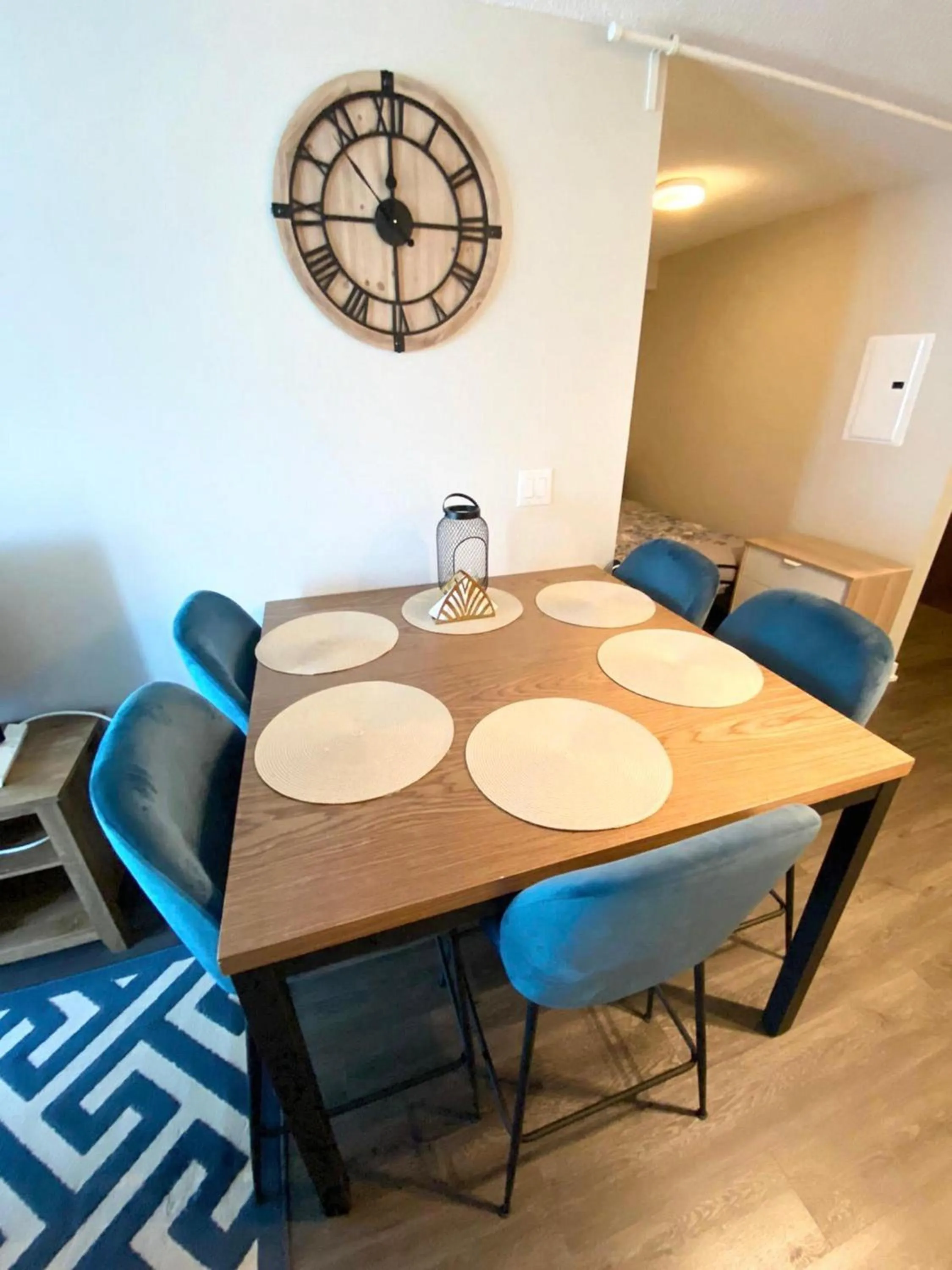 Dining area in GLOBALSTAY Elegant Downtown Apartments