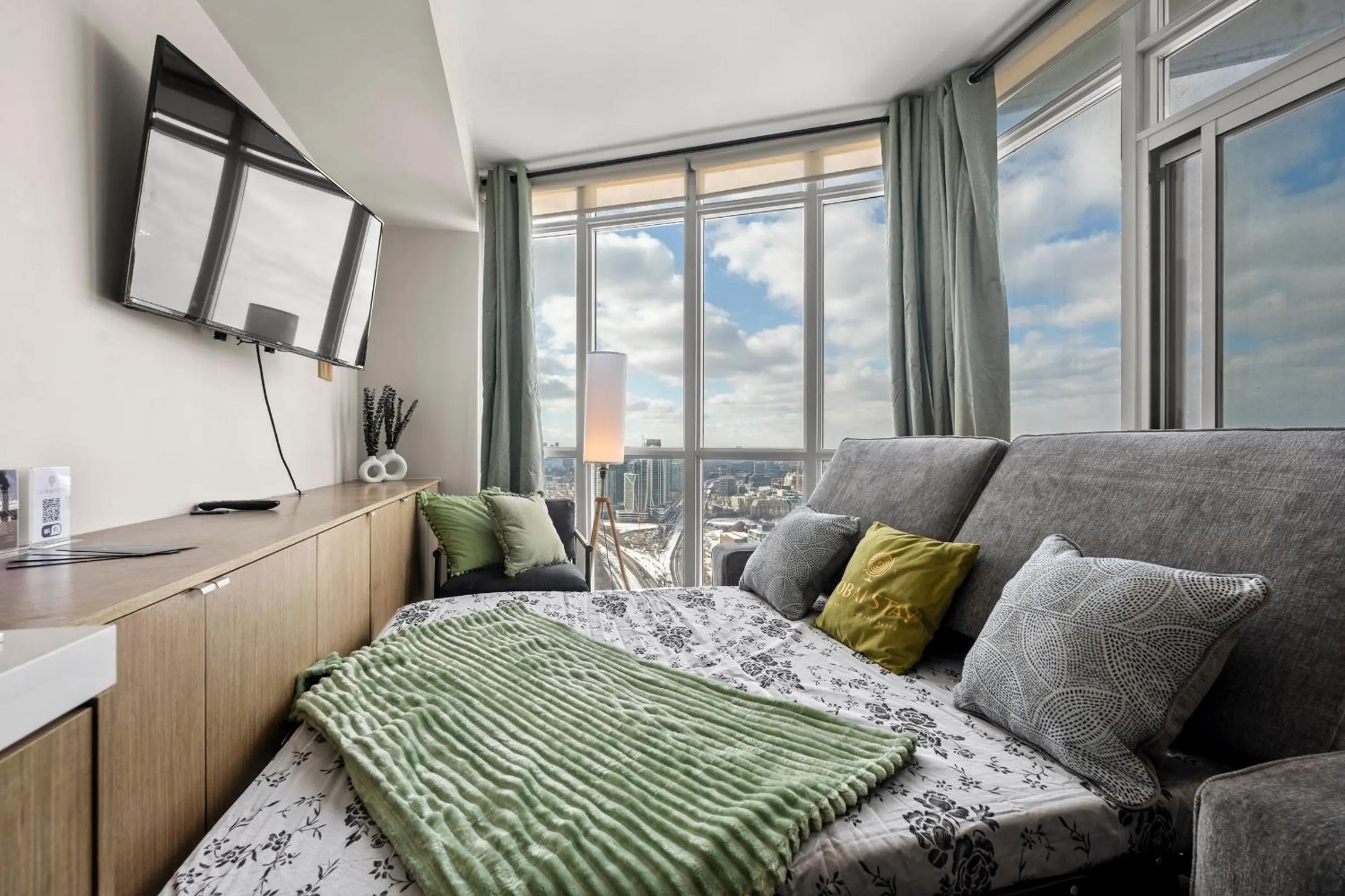 TV and multimedia in GLOBALSTAY Elegant Downtown Apartments