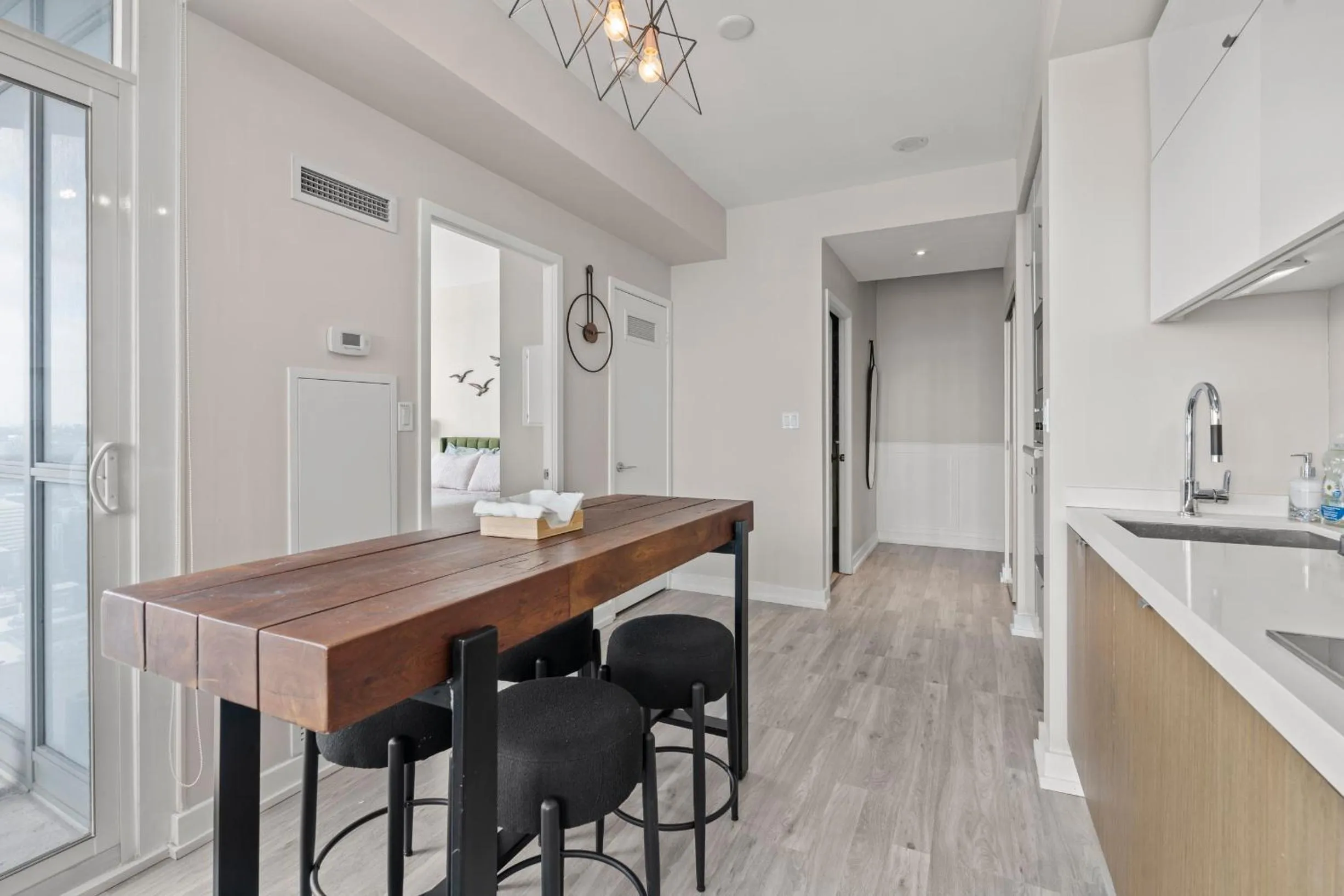 Kitchen or kitchenette in GLOBALSTAY Elegant Downtown Apartments