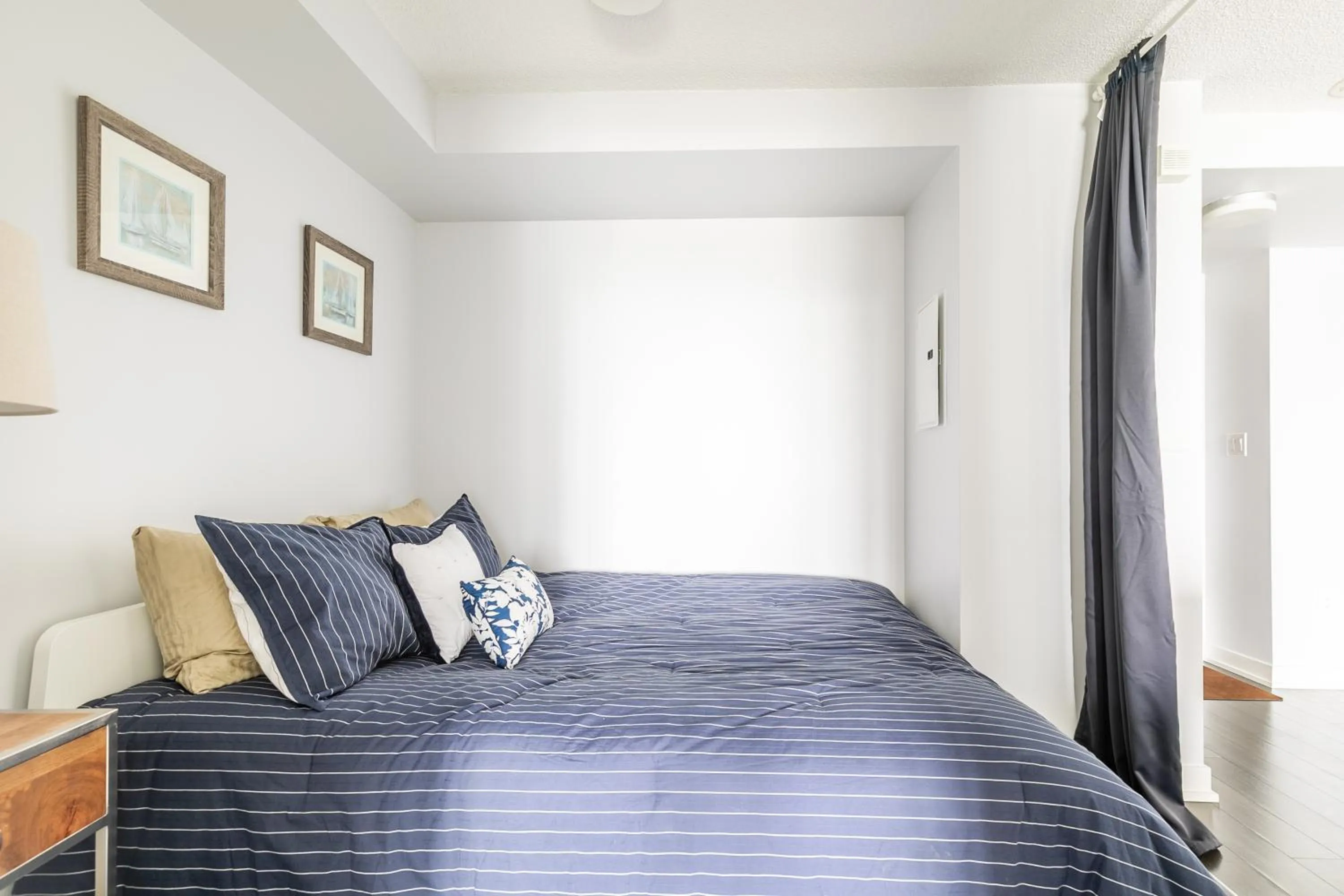 Bed in GLOBALSTAY Elegant Downtown Apartments