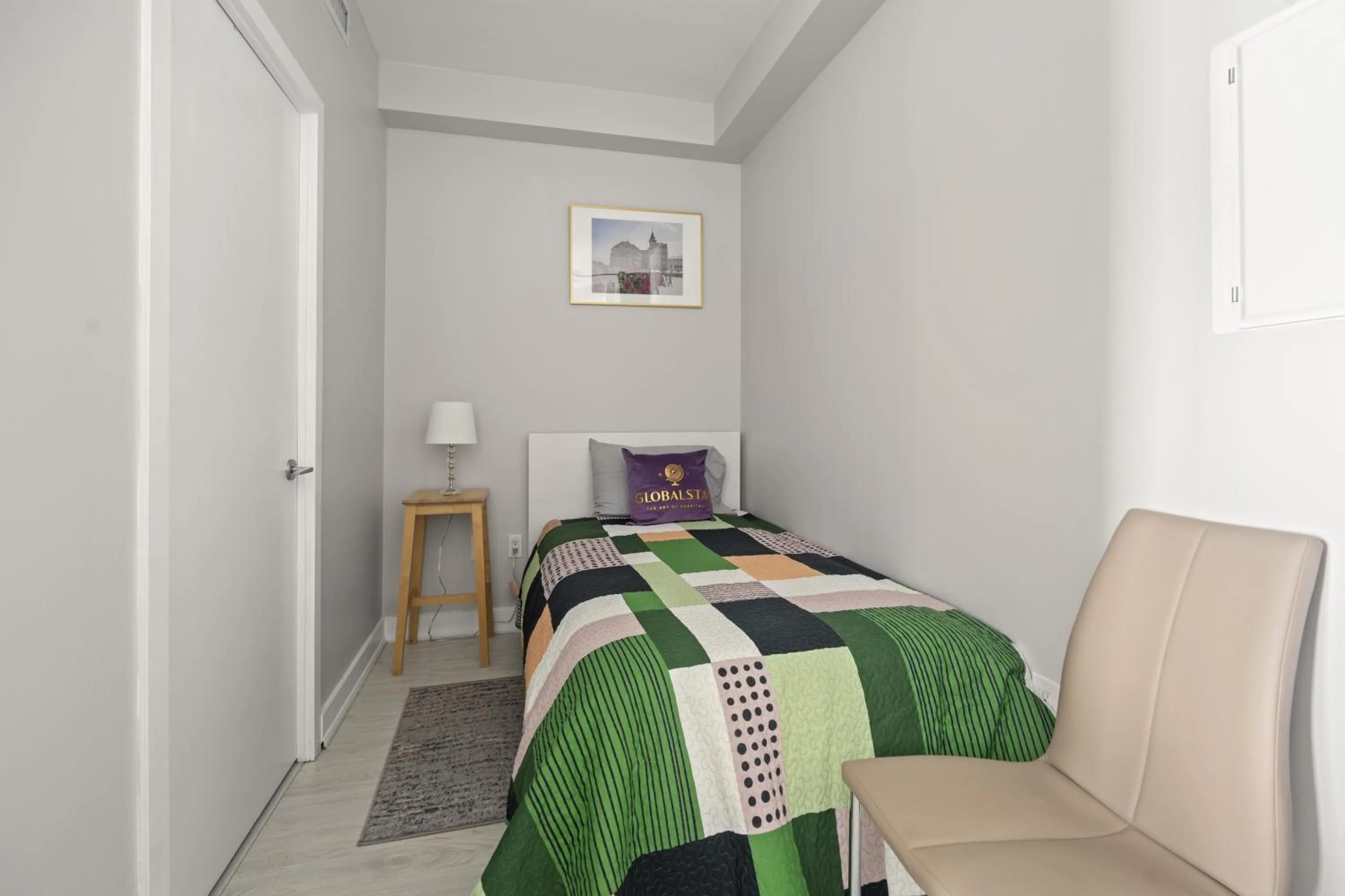 Bed in GLOBALSTAY Elegant Downtown Apartments