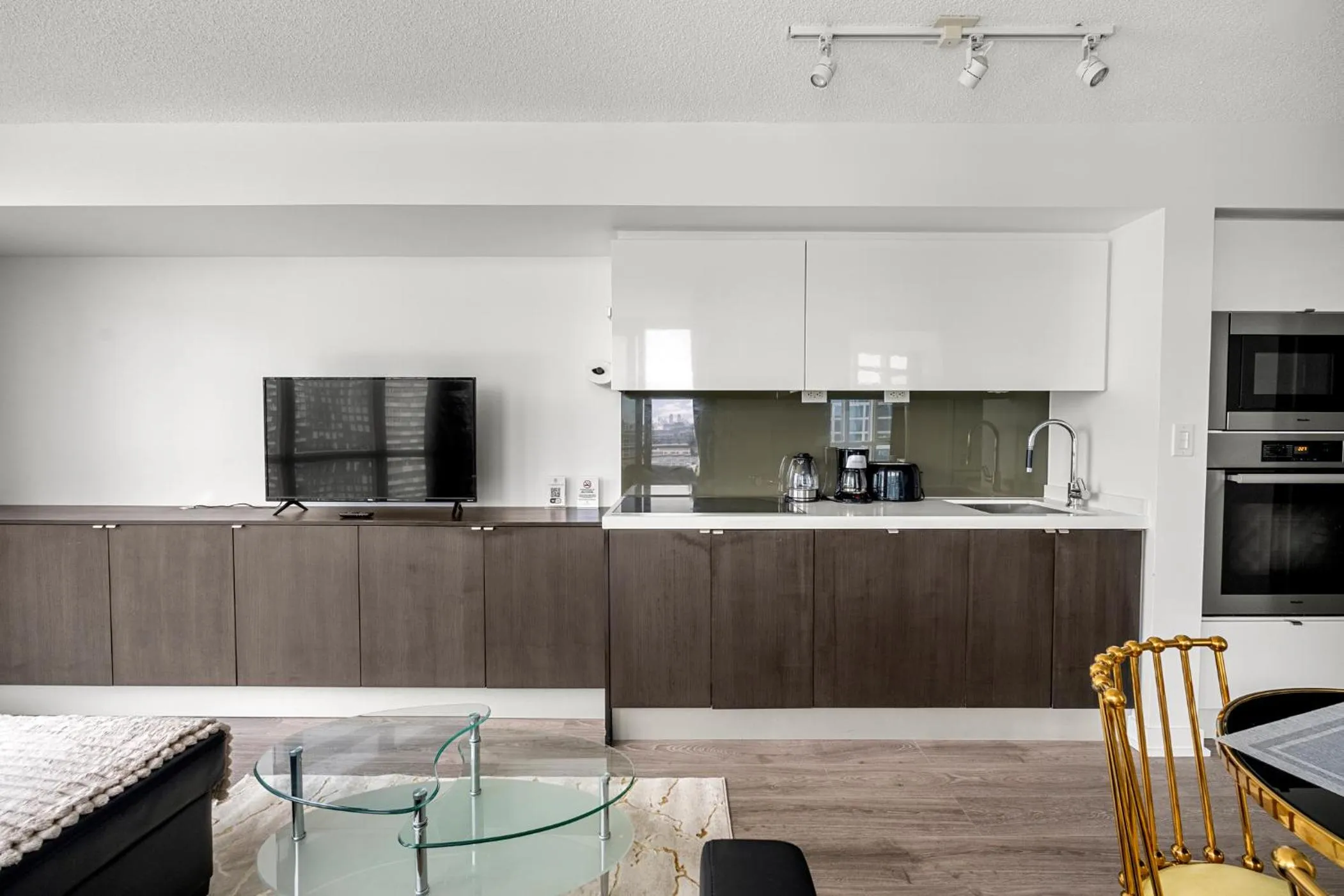 TV and multimedia in GLOBALSTAY Elegant Downtown Apartments