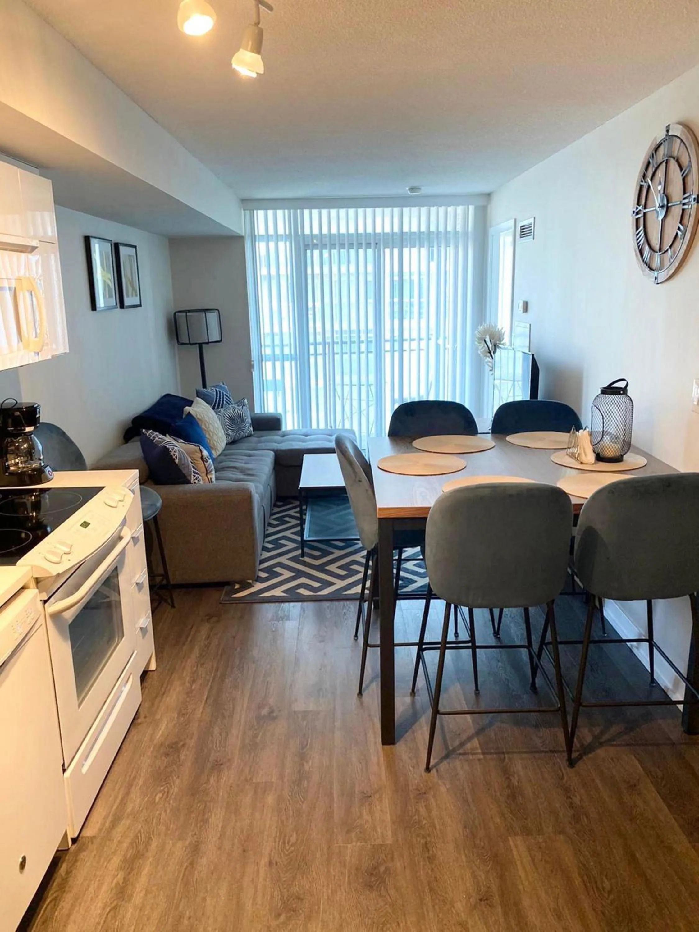 Living room in GLOBALSTAY Elegant Downtown Apartments