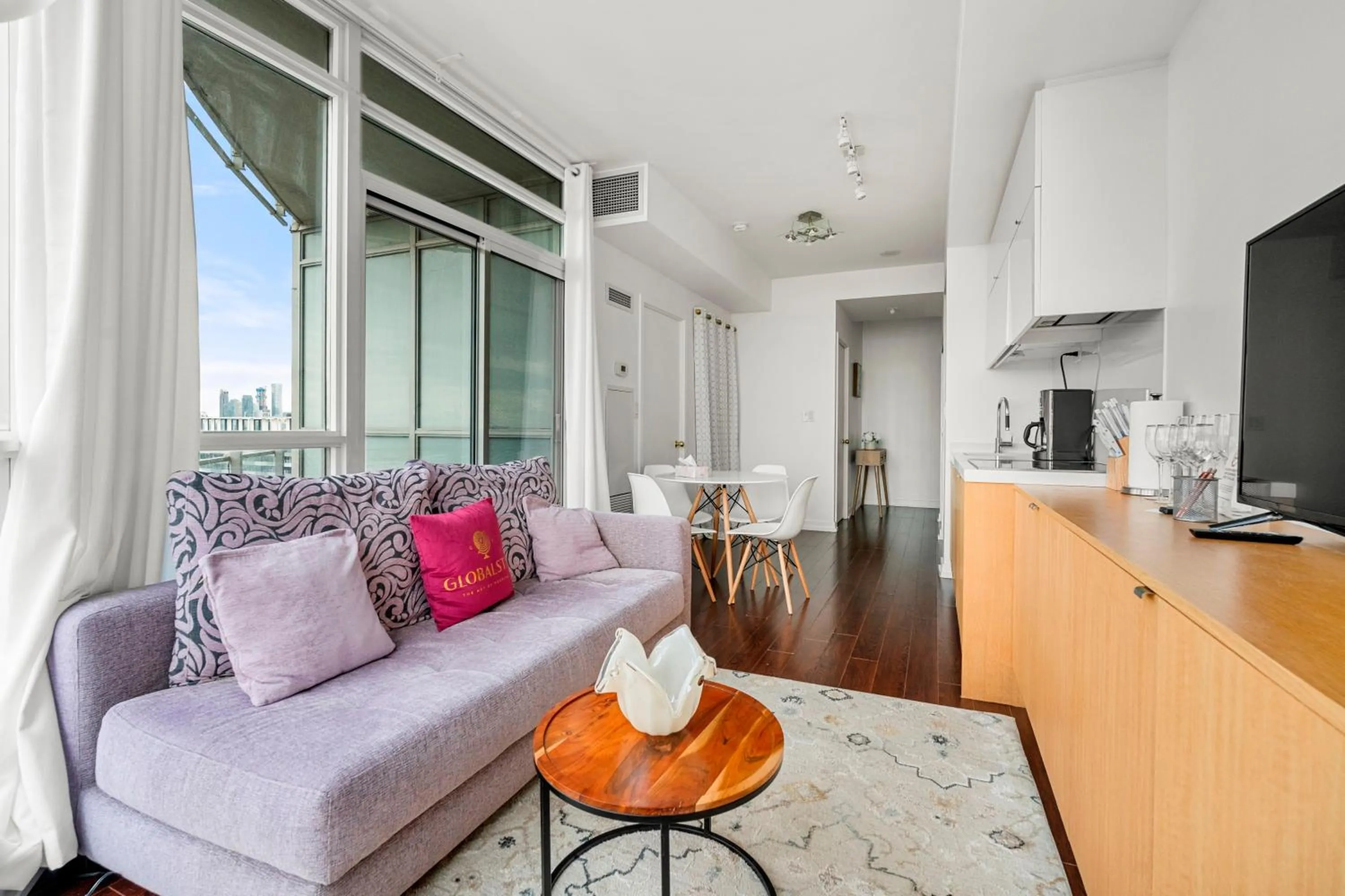 TV and multimedia in GLOBALSTAY Elegant Downtown Apartments