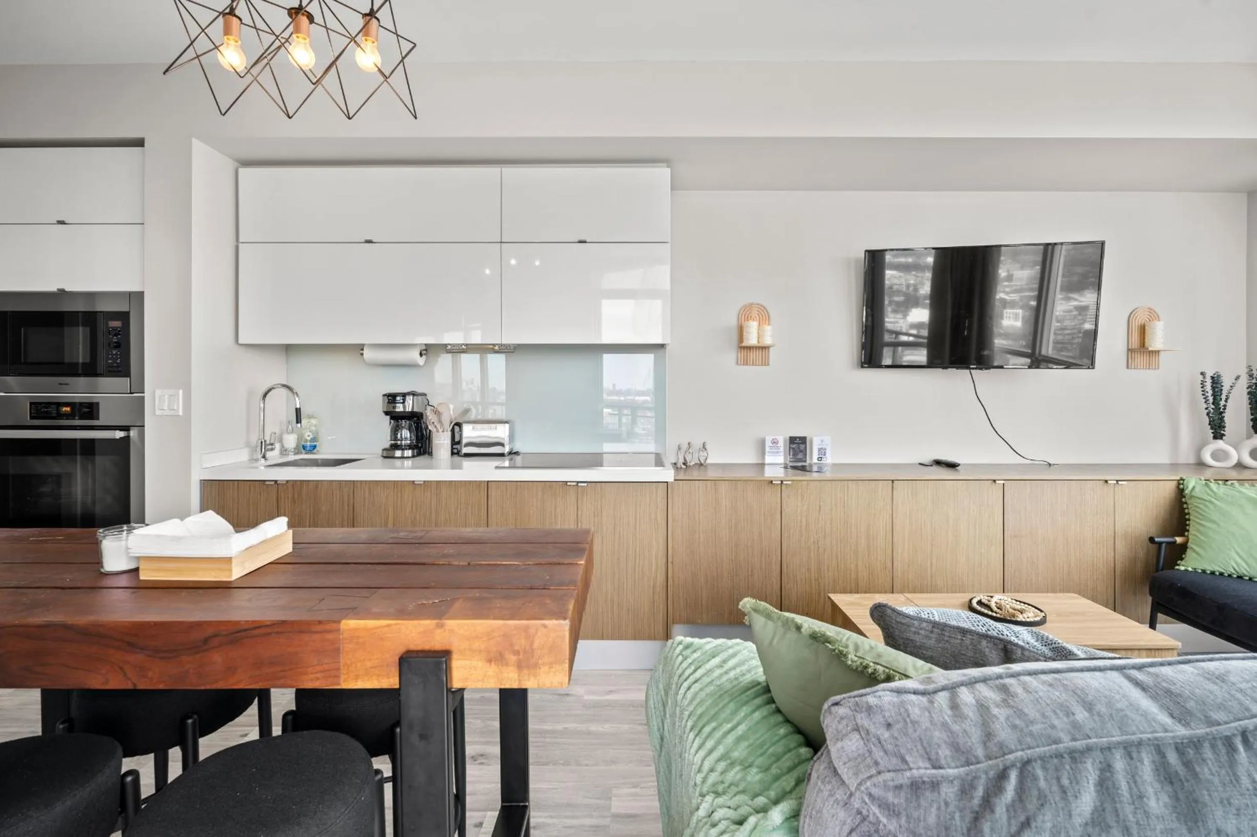 TV and multimedia in GLOBALSTAY Elegant Downtown Apartments