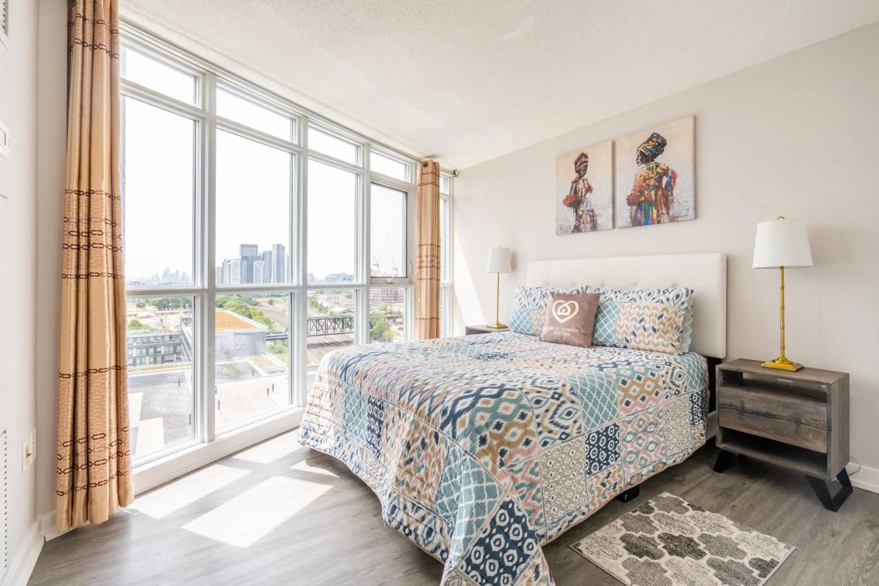 Bed in GLOBALSTAY Elegant Downtown Apartments