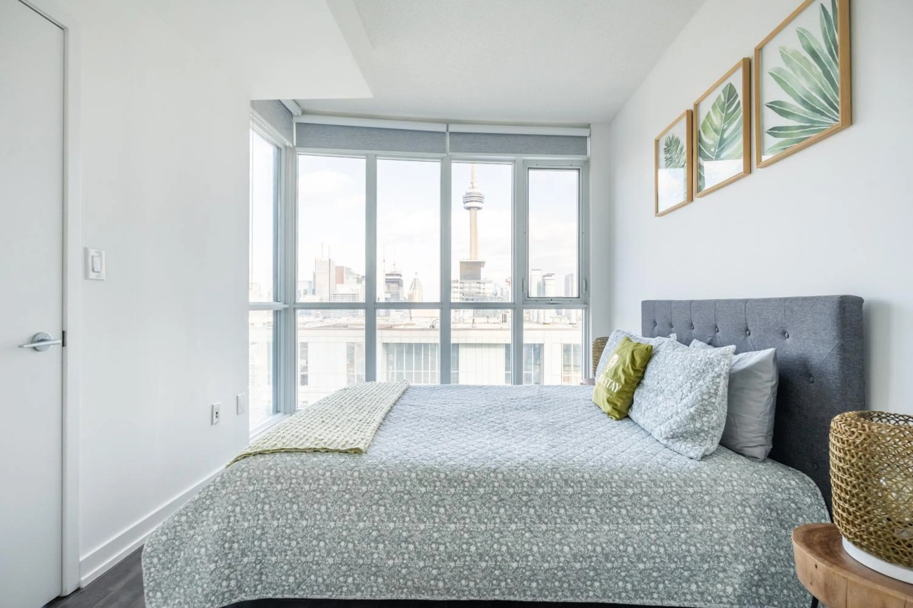 Bed in GLOBALSTAY Elegant Downtown Apartments