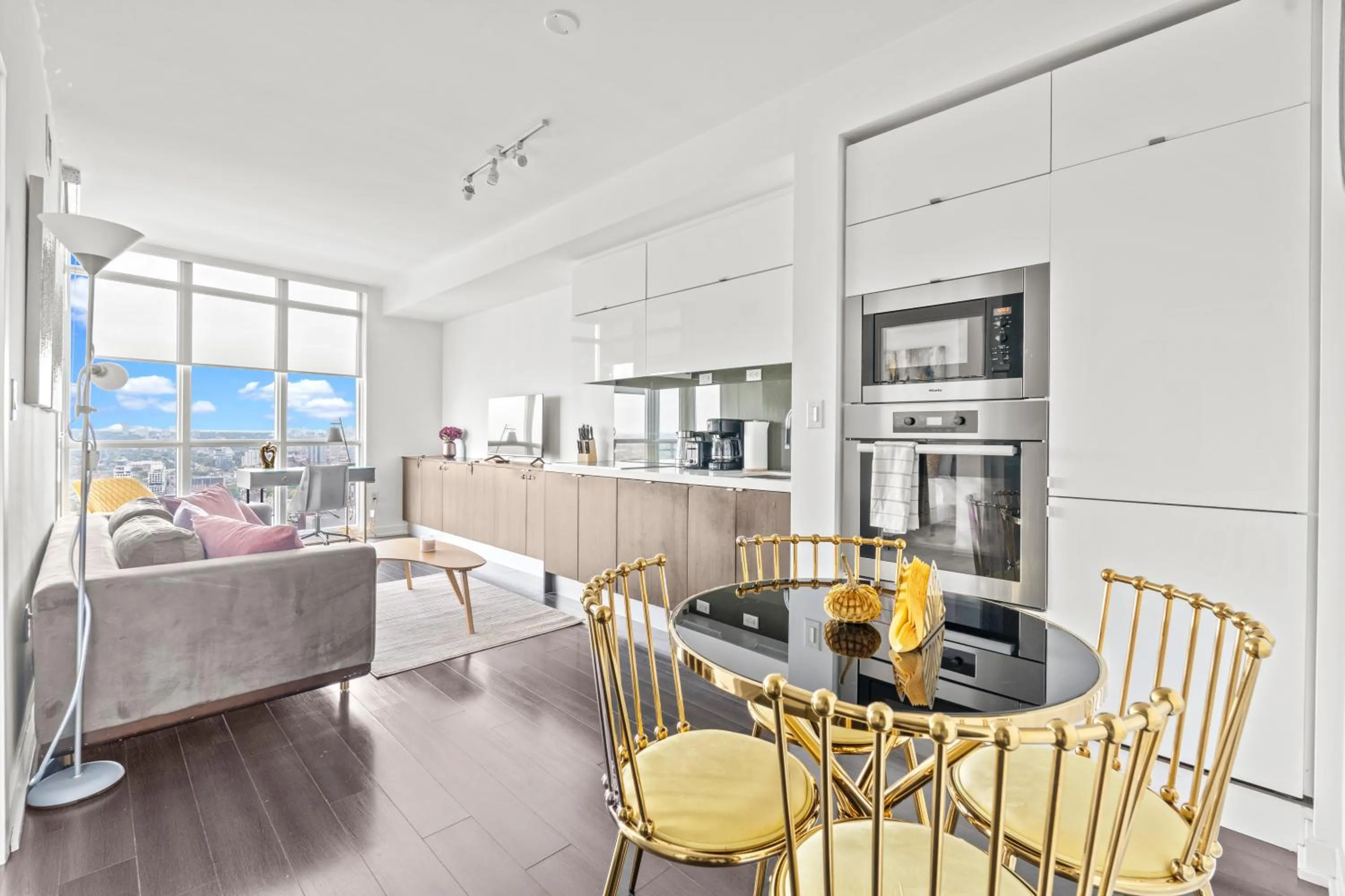 Kitchen or kitchenette in GLOBALSTAY Elegant Downtown Apartments