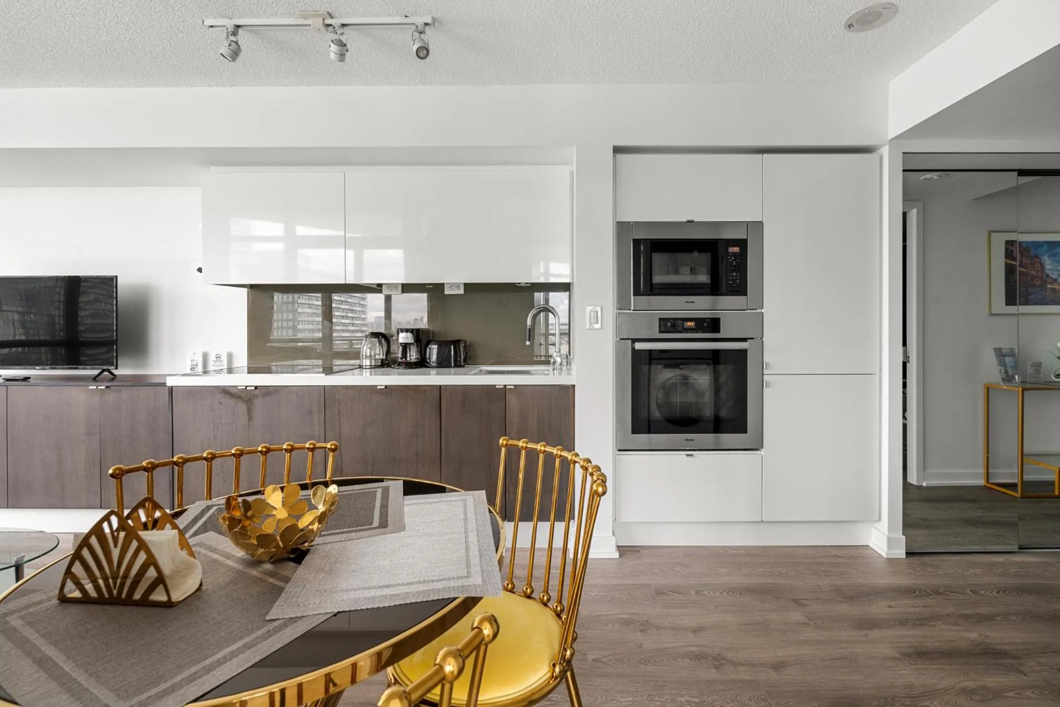 Kitchen or kitchenette in GLOBALSTAY Elegant Downtown Apartments