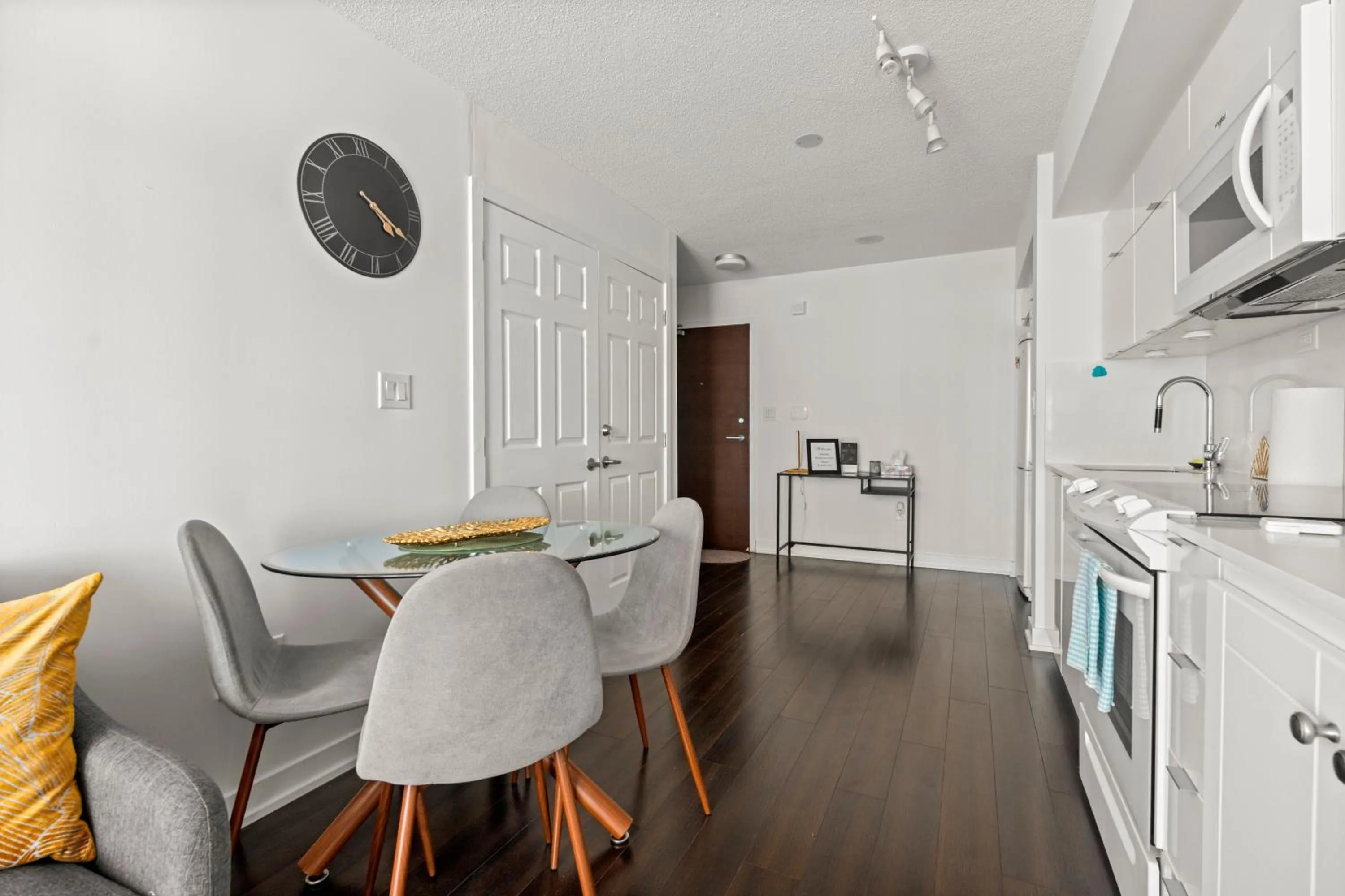 Kitchen or kitchenette in GLOBALSTAY Elegant Downtown Apartments