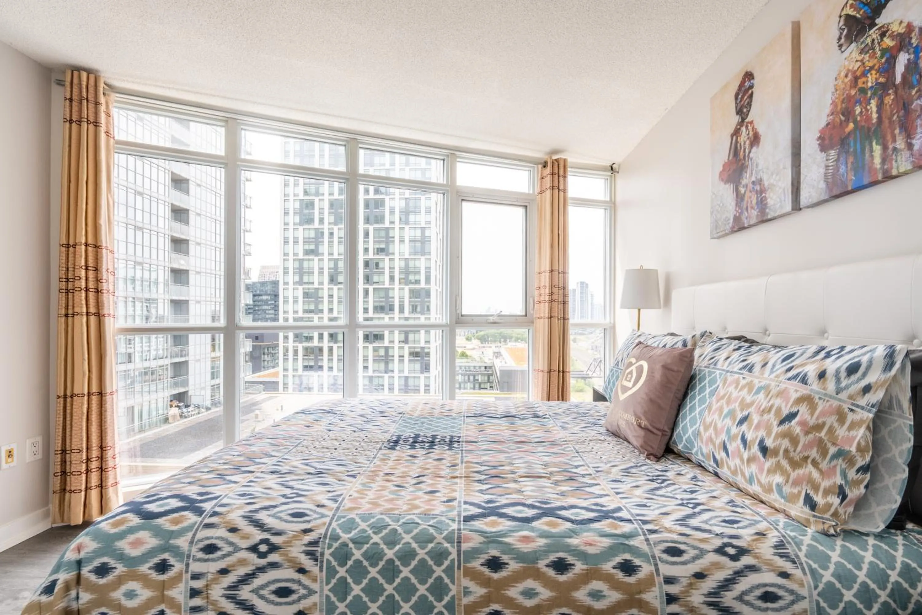 Bed in GLOBALSTAY Elegant Downtown Apartments