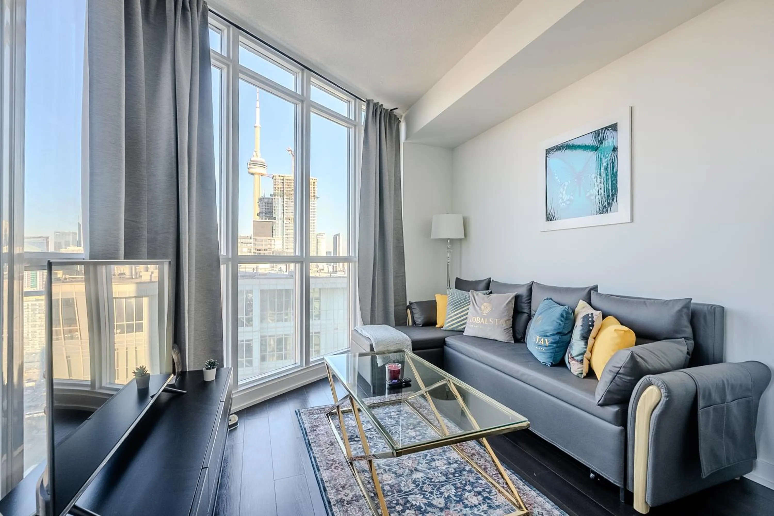 TV and multimedia in GLOBALSTAY Elegant Downtown Apartments