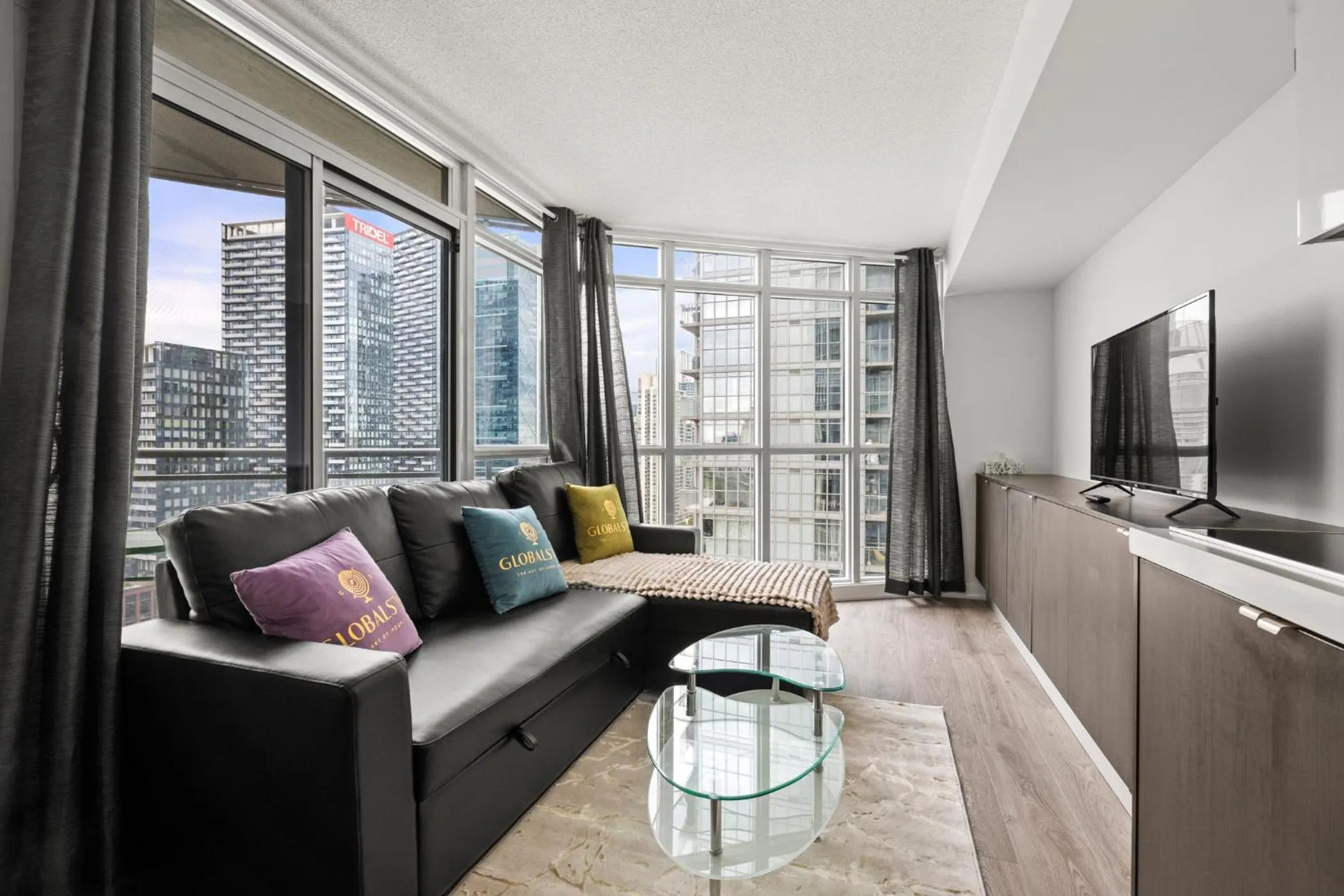 TV and multimedia in GLOBALSTAY Elegant Downtown Apartments