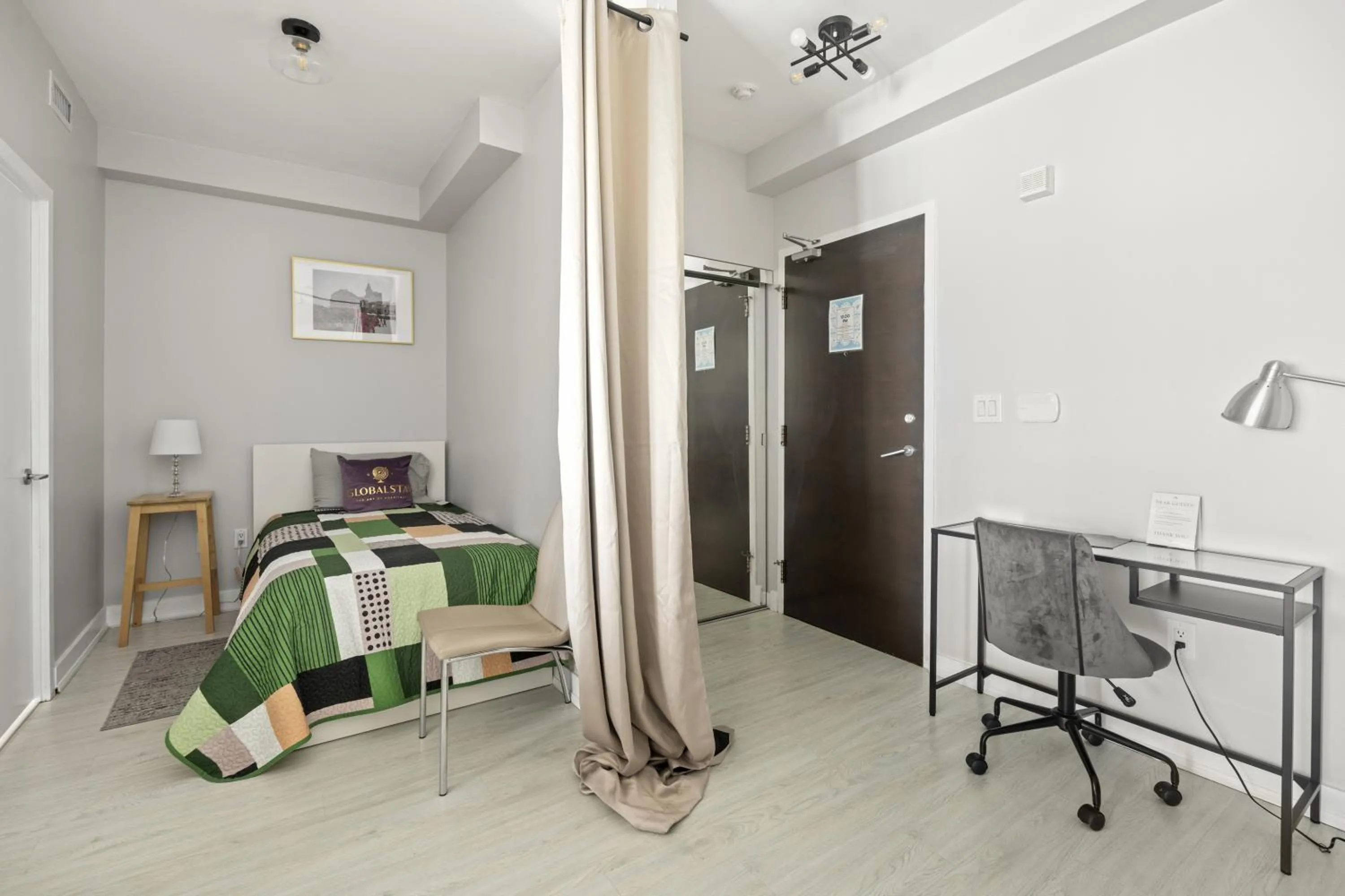 Bed in GLOBALSTAY Elegant Downtown Apartments