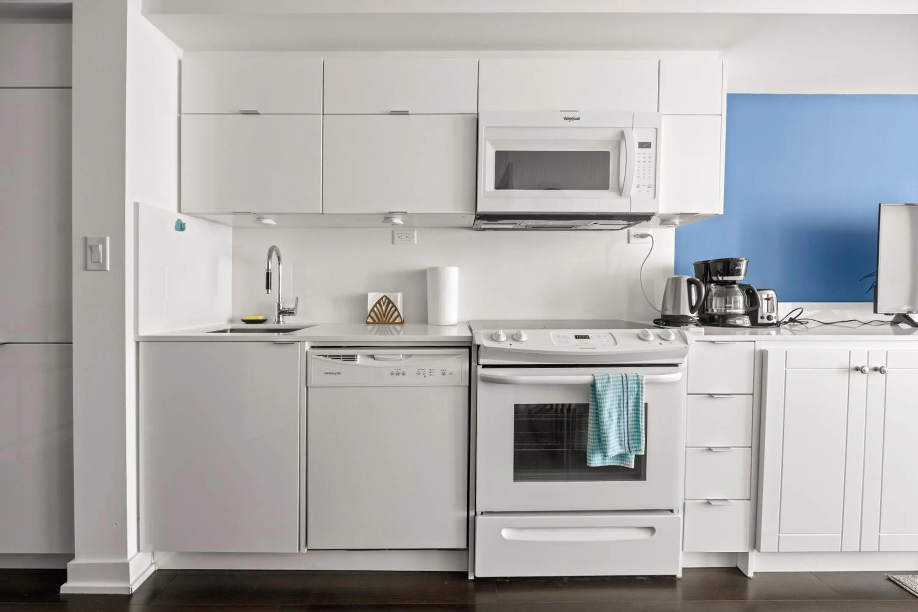 Kitchen or kitchenette in GLOBALSTAY Elegant Downtown Apartments