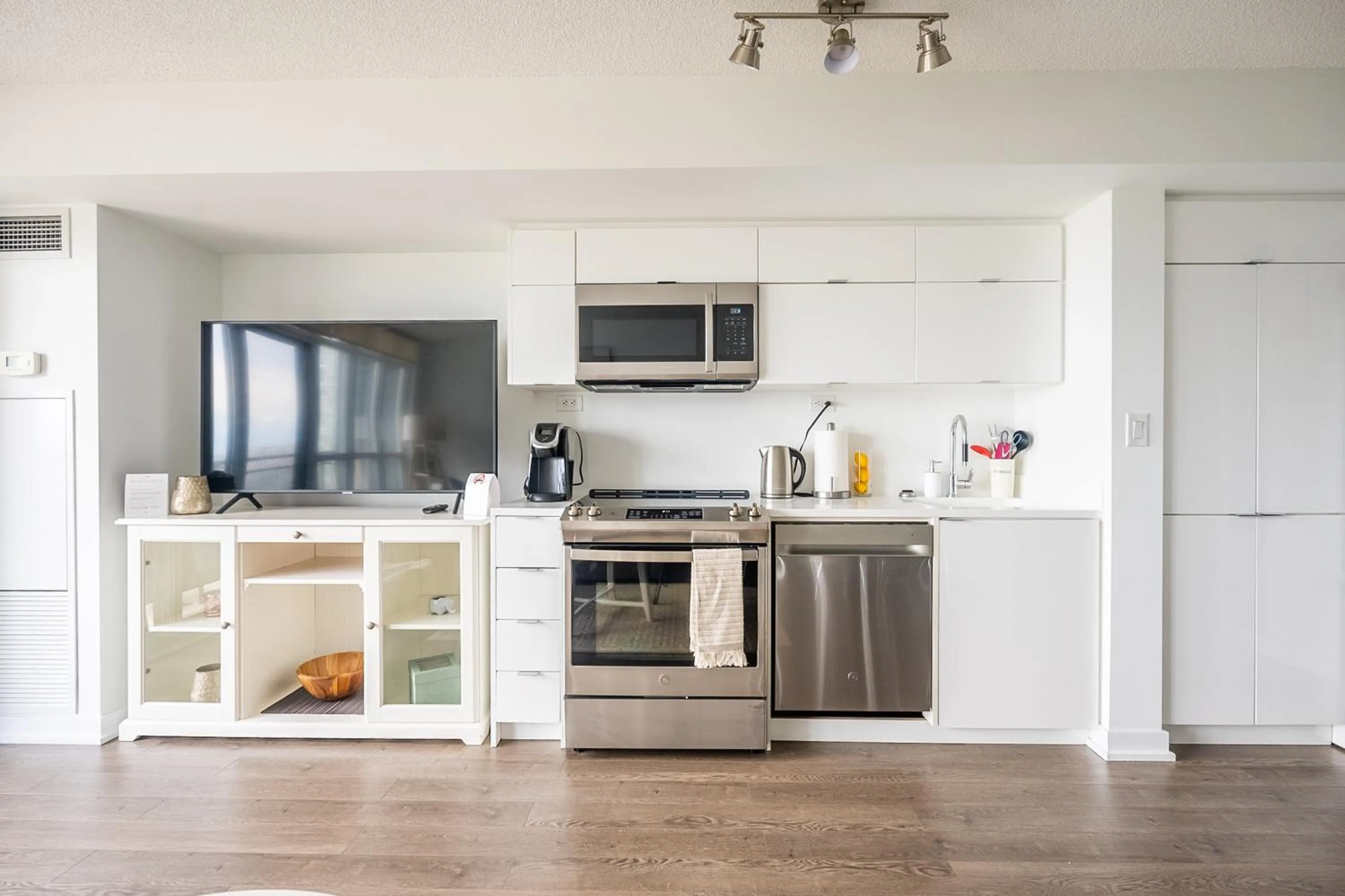 Kitchen or kitchenette in GLOBALSTAY Elegant Downtown Apartments