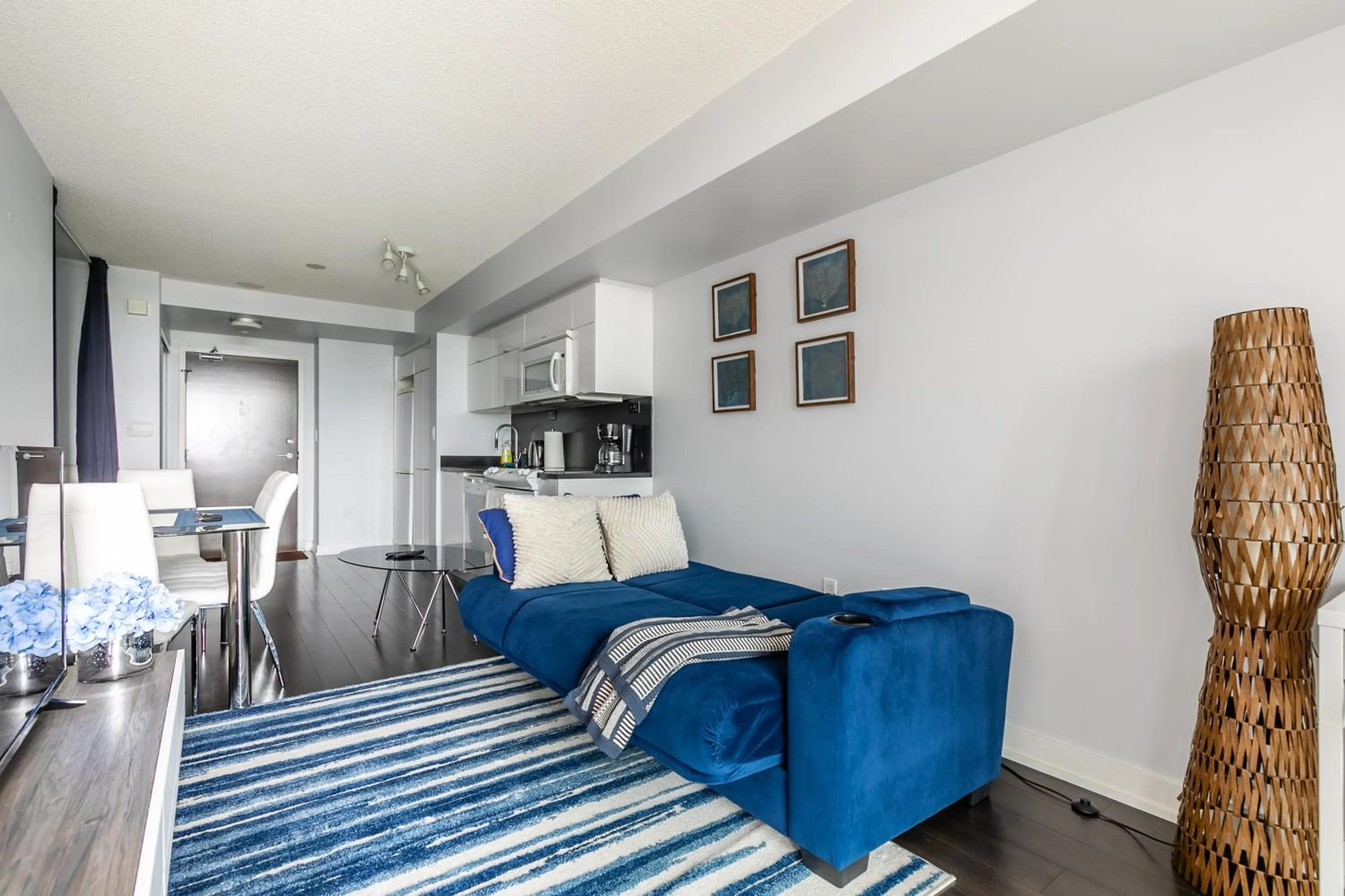 Kitchen or kitchenette in GLOBALSTAY Elegant Downtown Apartments