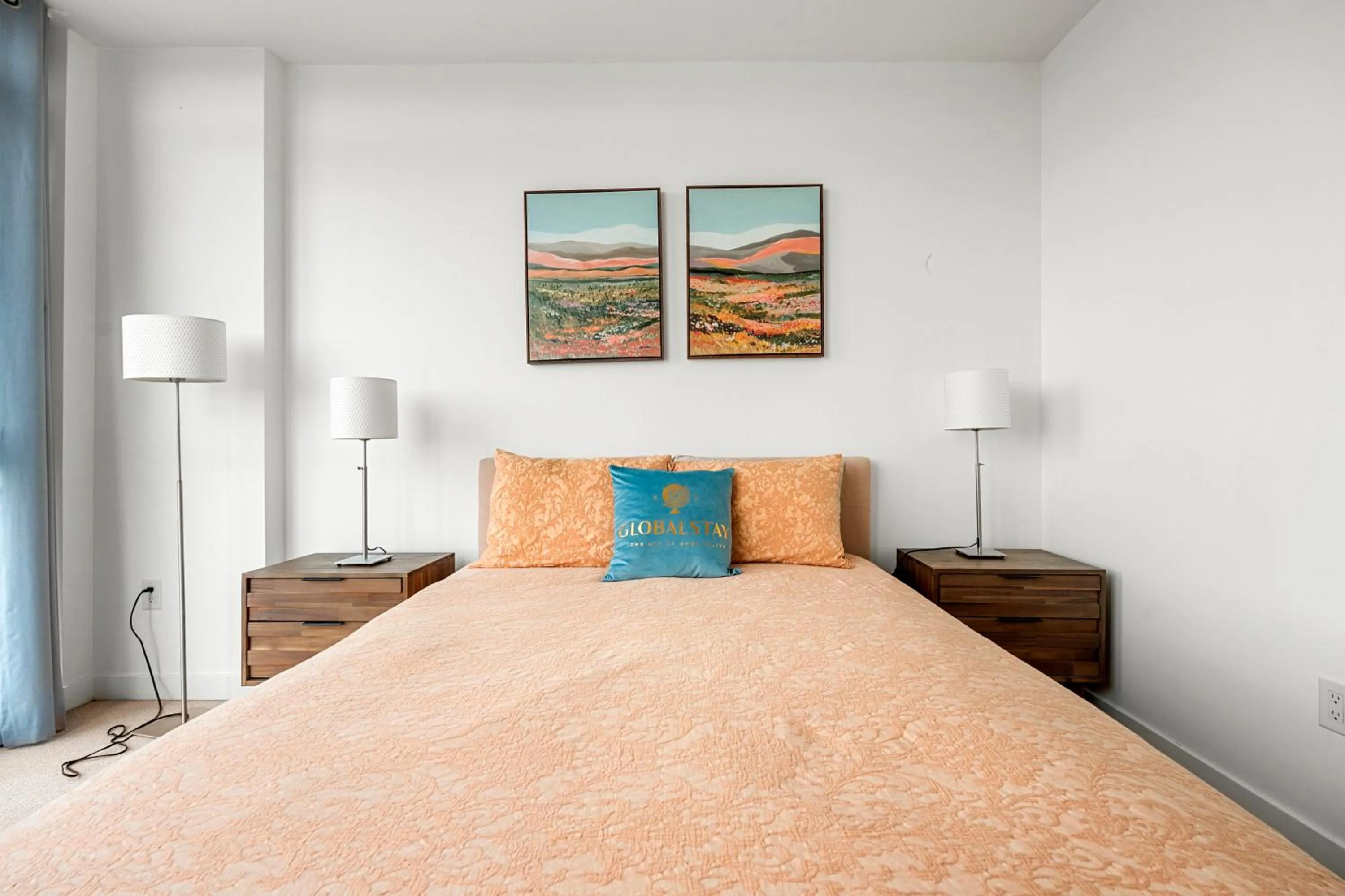 Bed in GLOBALSTAY Elegant Downtown Apartments