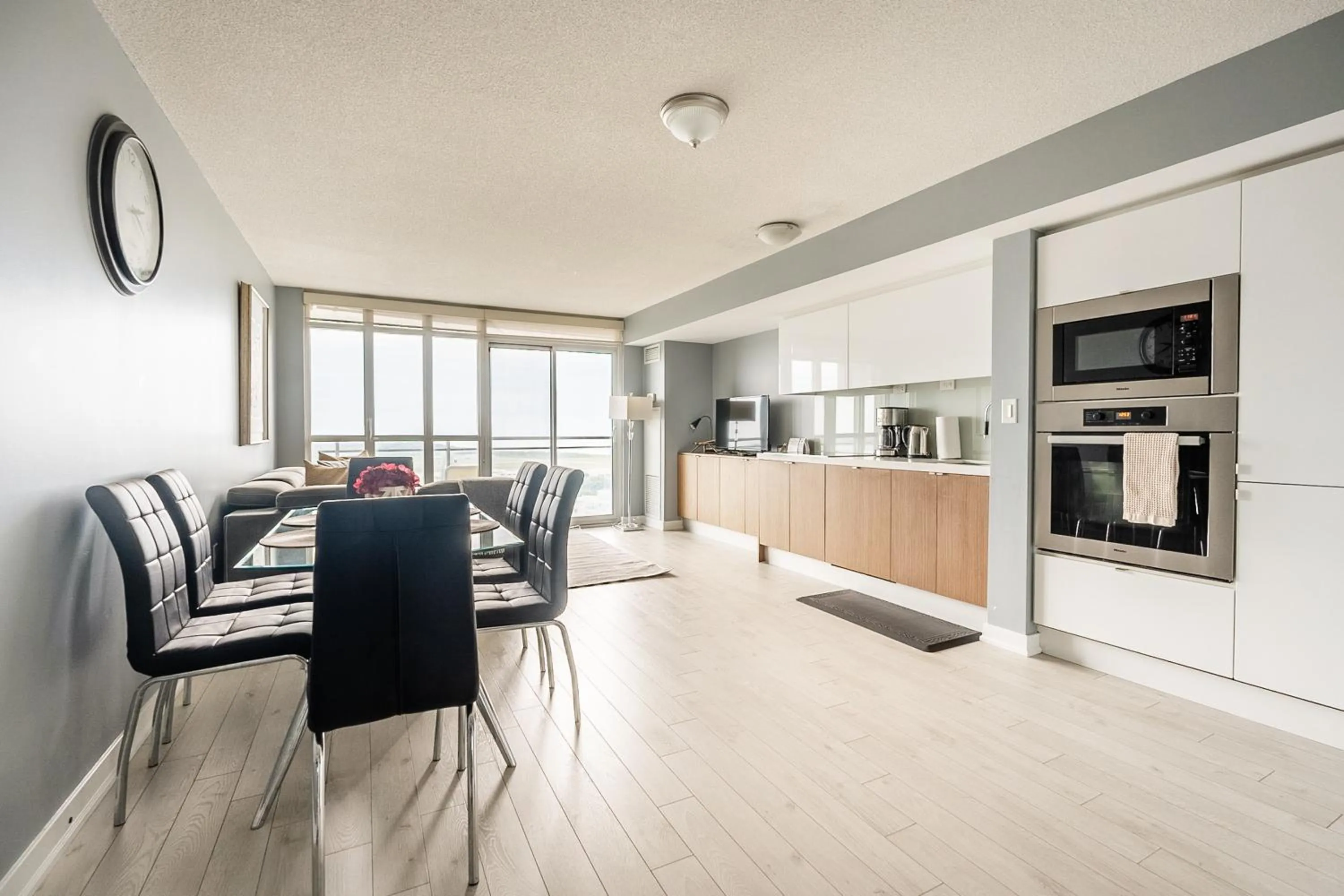 Kitchen or kitchenette in GLOBALSTAY Elegant Downtown Apartments