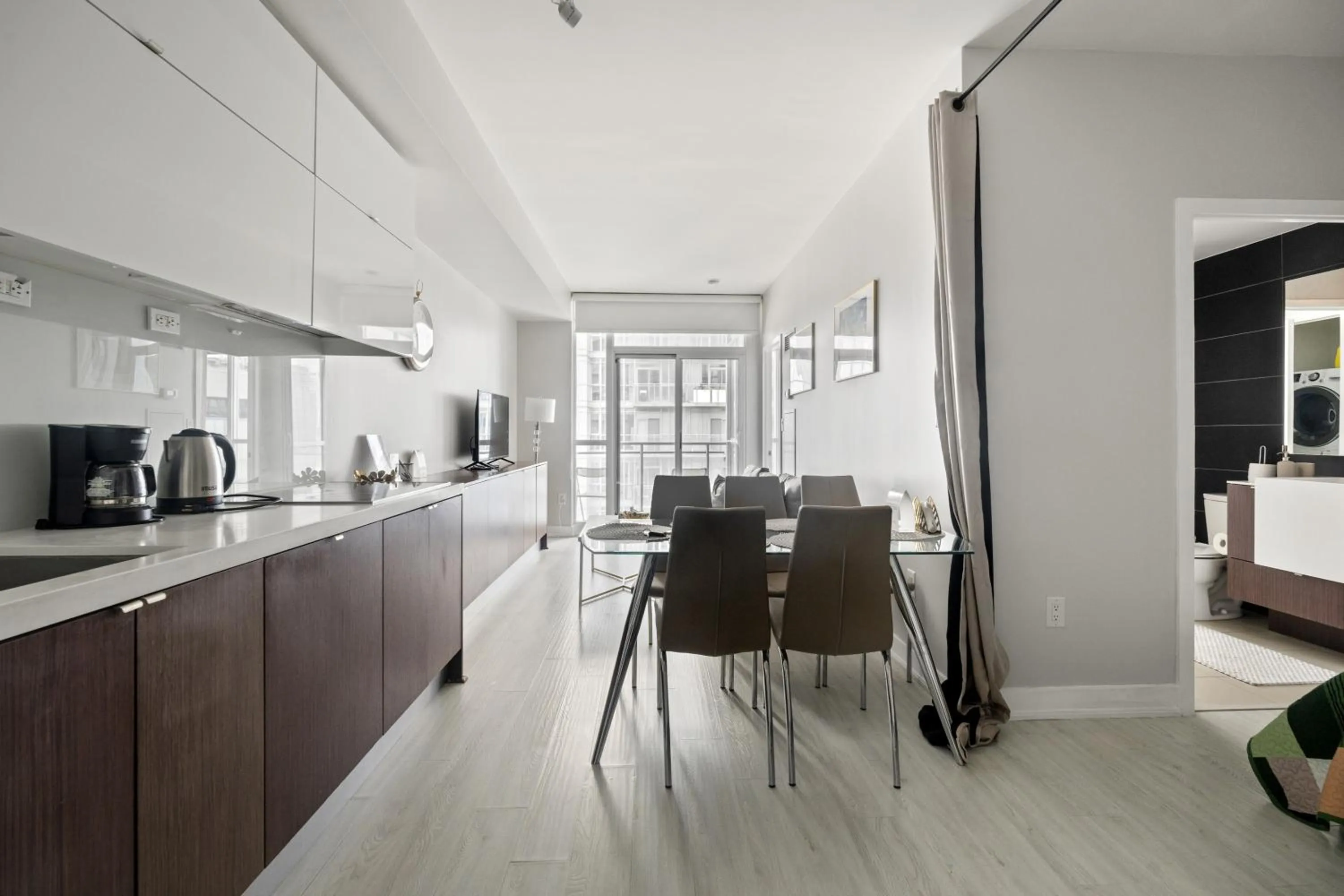 Kitchen or kitchenette in GLOBALSTAY Elegant Downtown Apartments