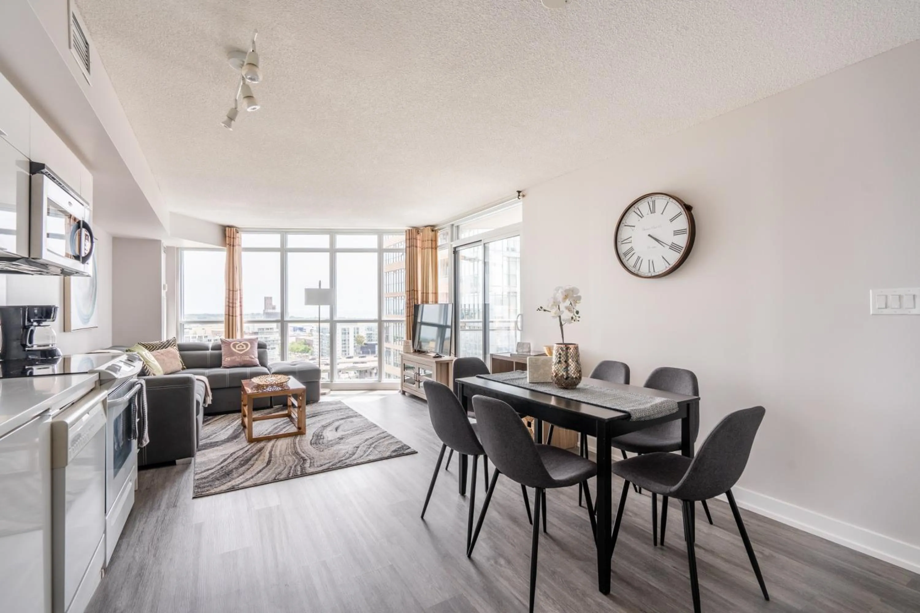 Kitchen or kitchenette in GLOBALSTAY Elegant Downtown Apartments