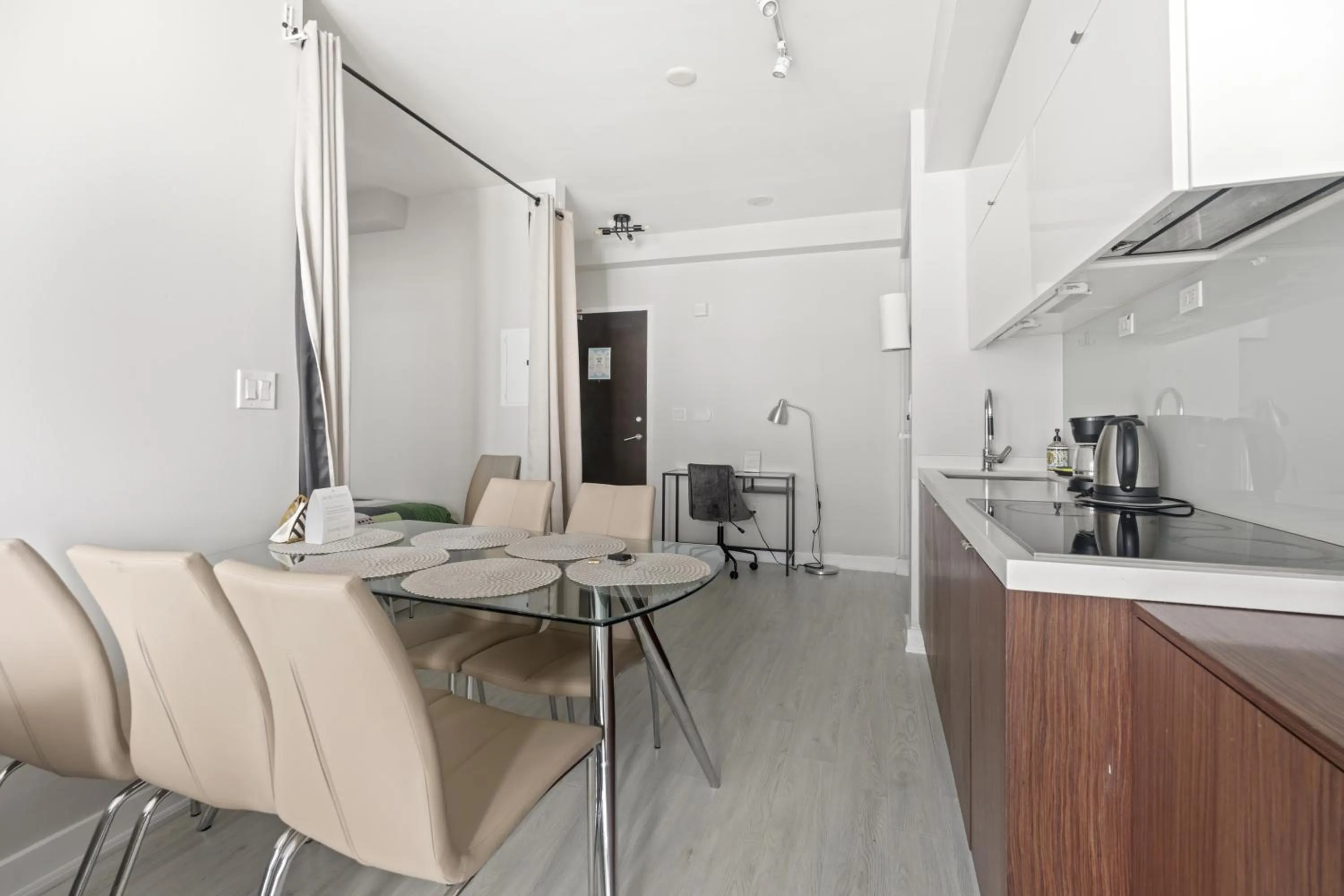 Kitchen or kitchenette in GLOBALSTAY Elegant Downtown Apartments