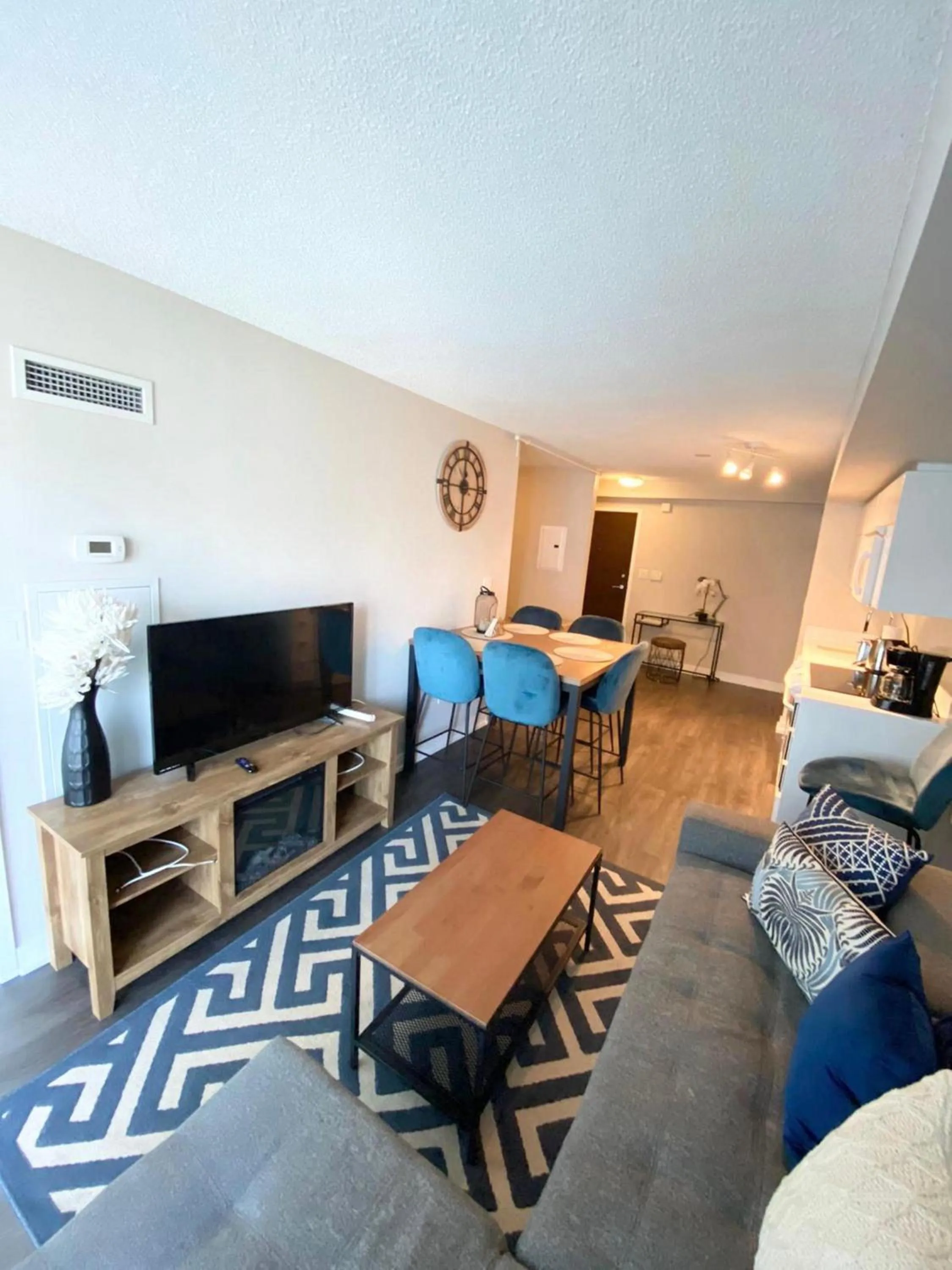 TV and multimedia in GLOBALSTAY Elegant Downtown Apartments