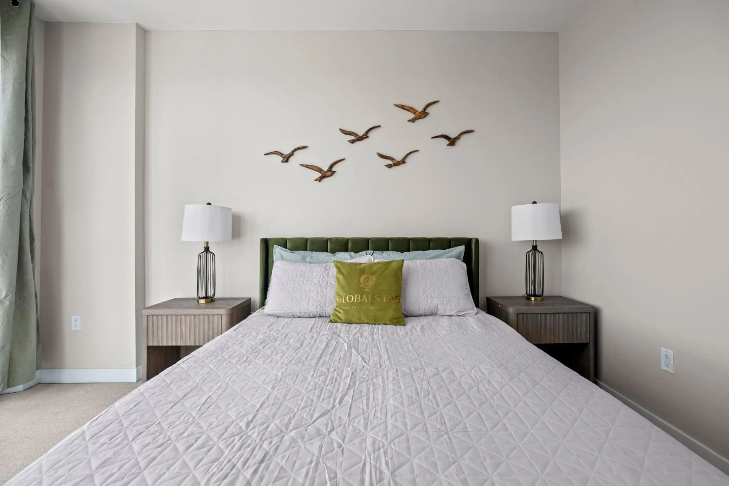 Bed in GLOBALSTAY Elegant Downtown Apartments