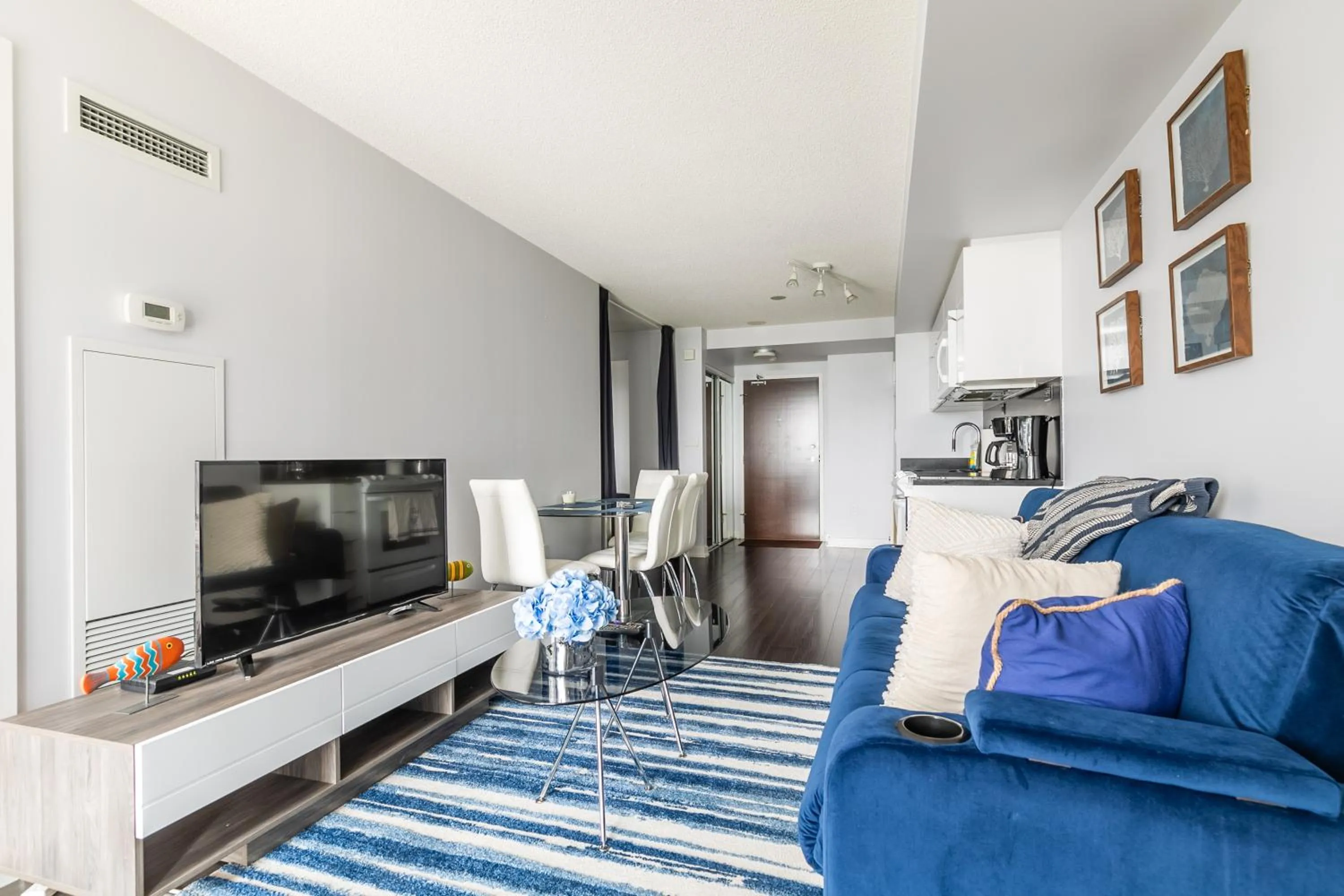 TV and multimedia in GLOBALSTAY Elegant Downtown Apartments