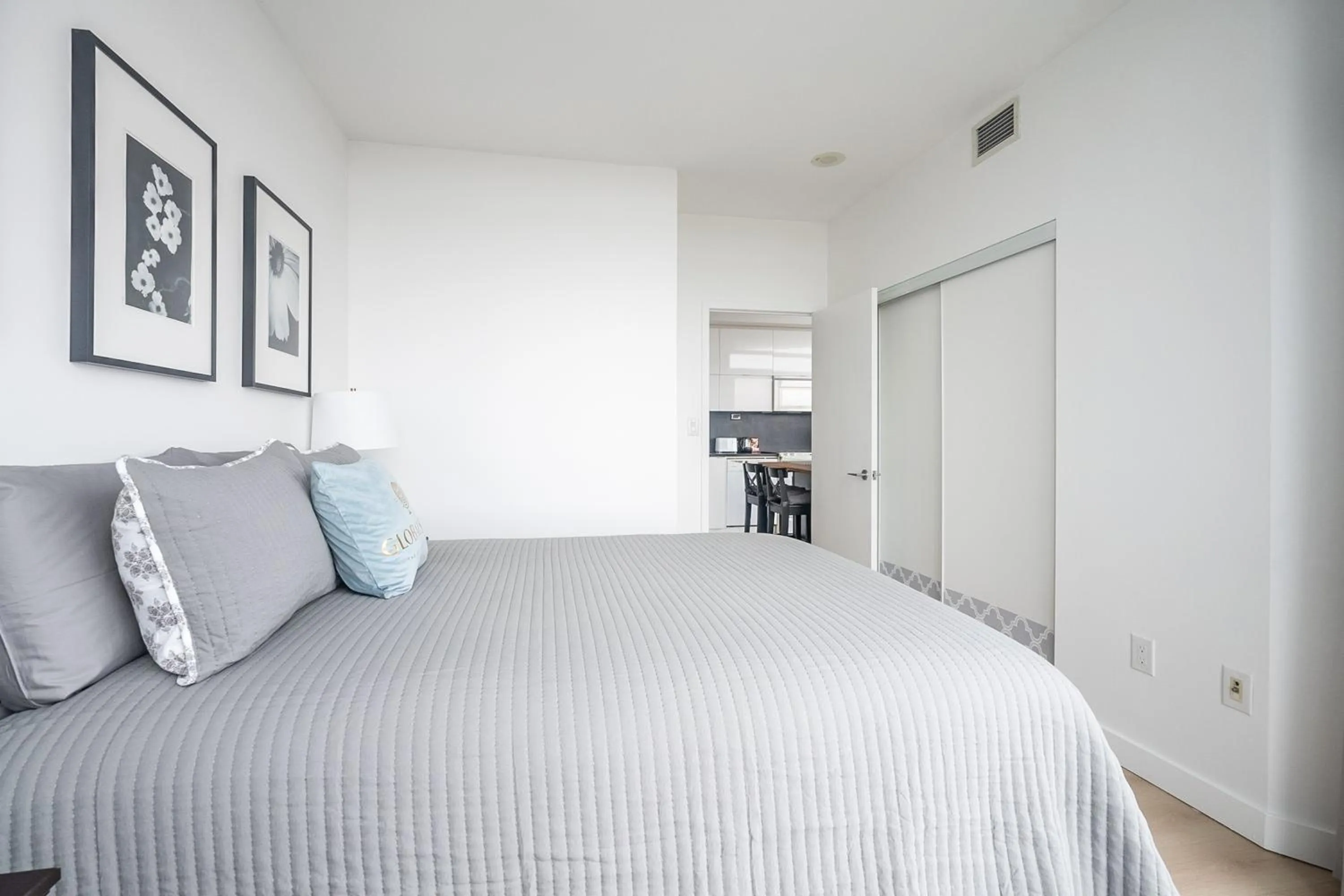 Bed in GLOBALSTAY Elegant Downtown Apartments