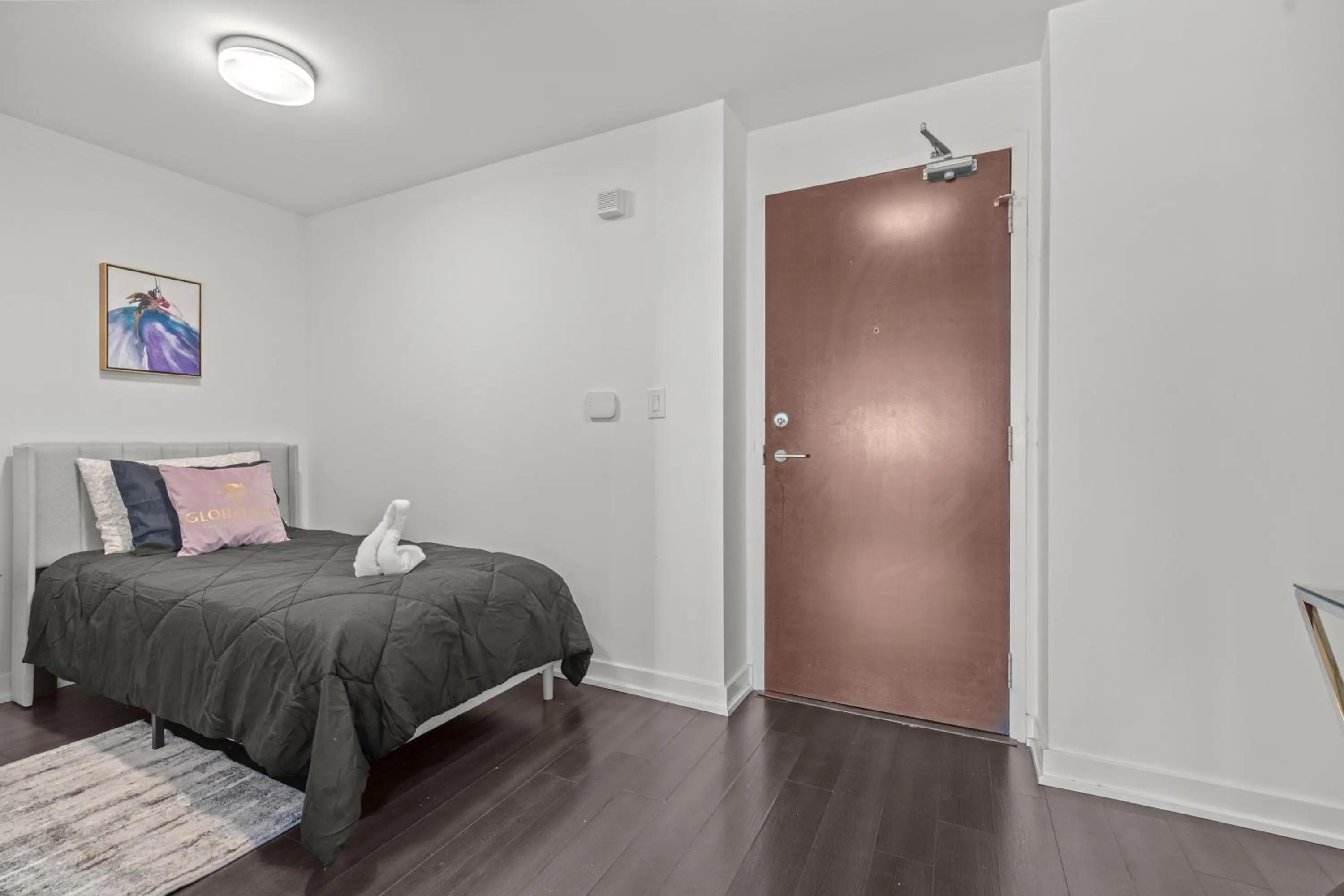 Bed in GLOBALSTAY Elegant Downtown Apartments