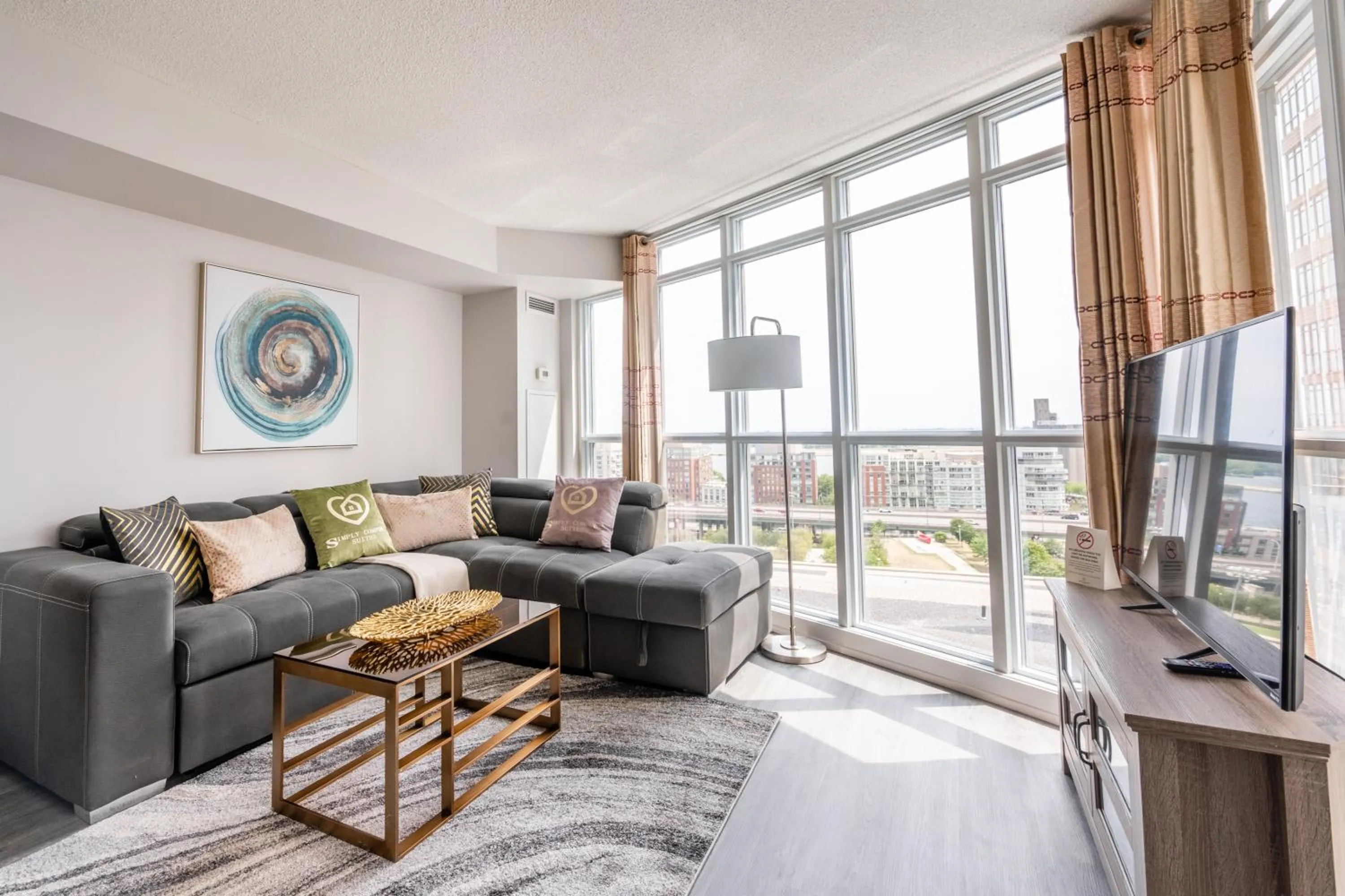 TV and multimedia in GLOBALSTAY Elegant Downtown Apartments