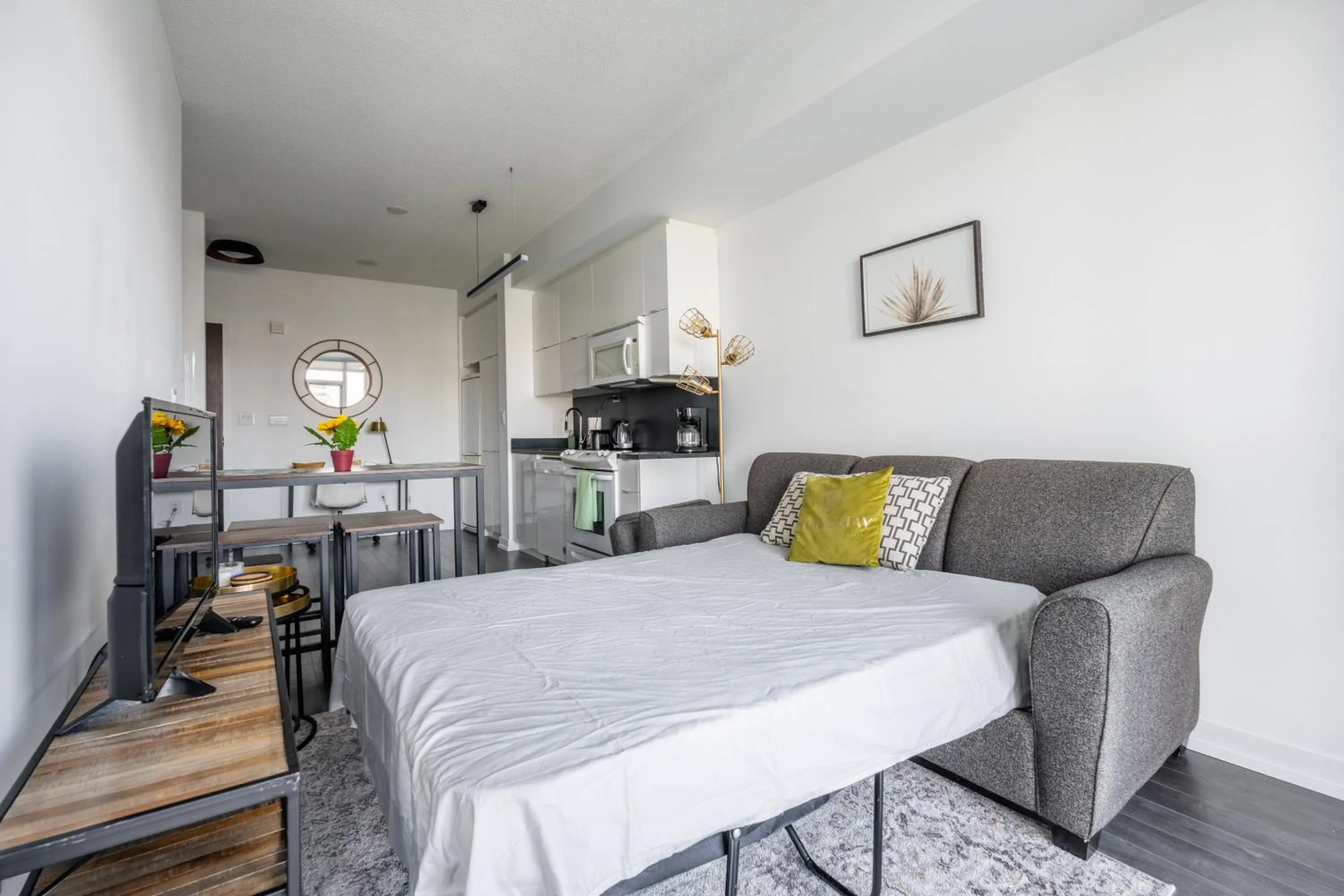 TV and multimedia in GLOBALSTAY Elegant Downtown Apartments