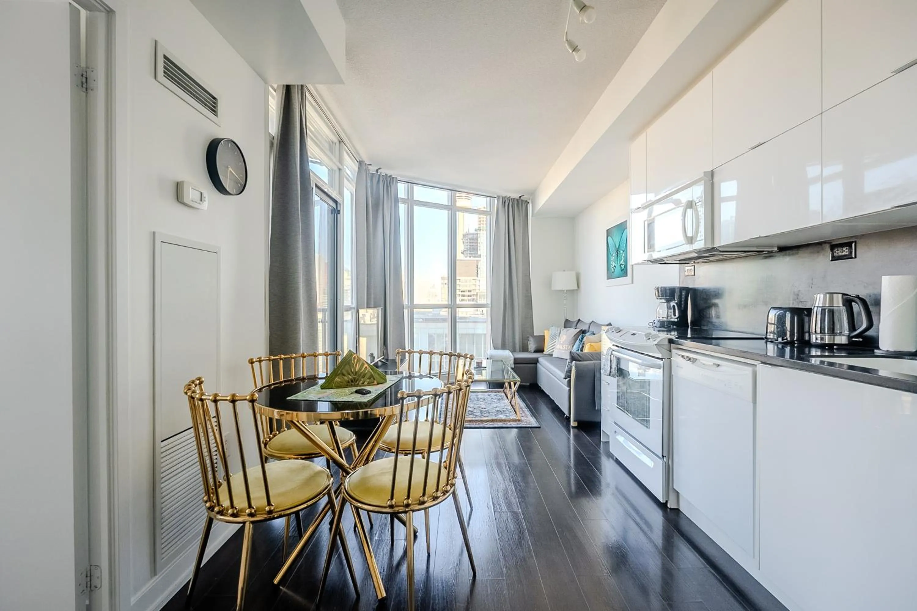 Kitchen or kitchenette in GLOBALSTAY Elegant Downtown Apartments