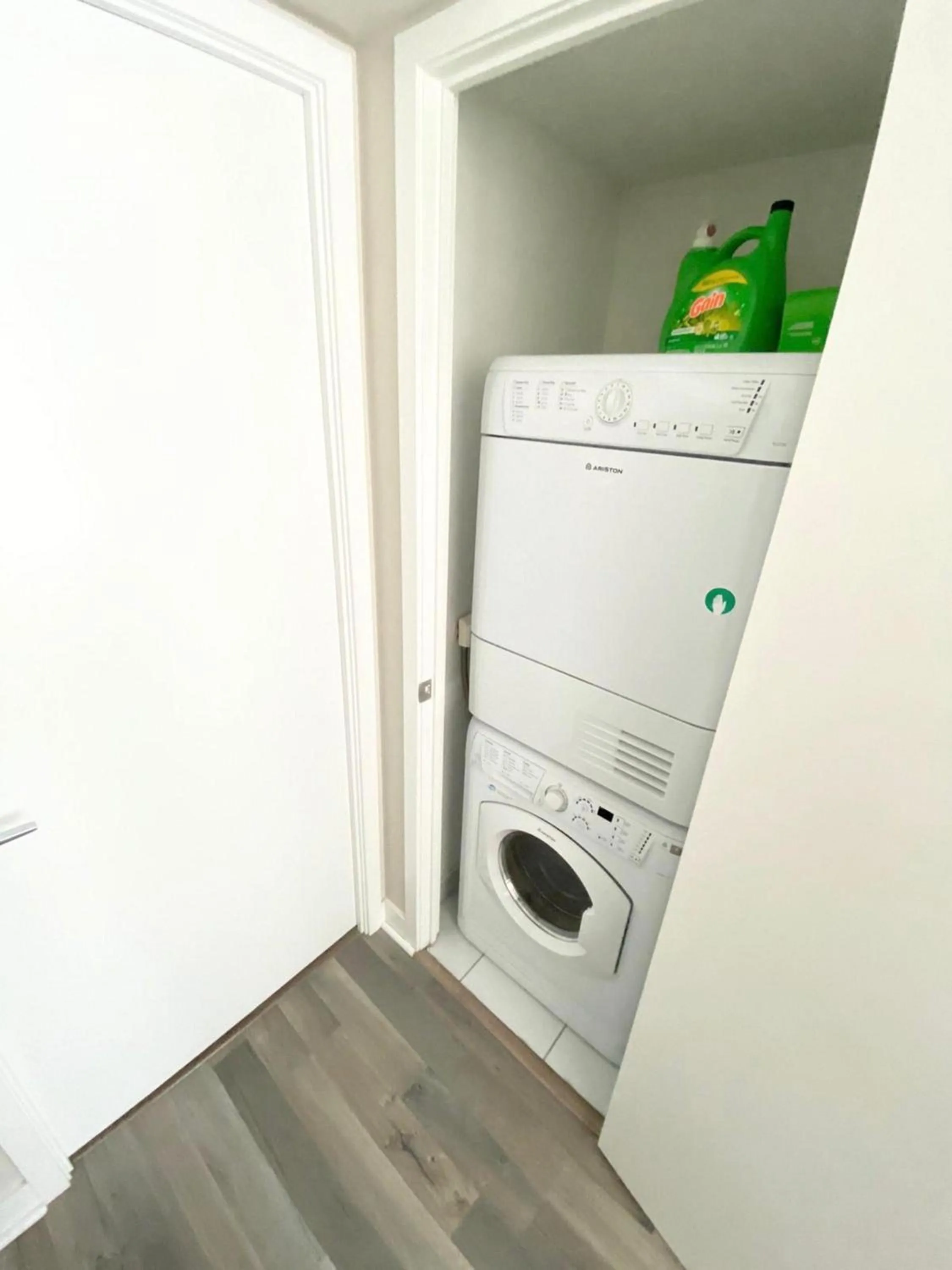 washing machine in GLOBALSTAY Elegant Downtown Apartments