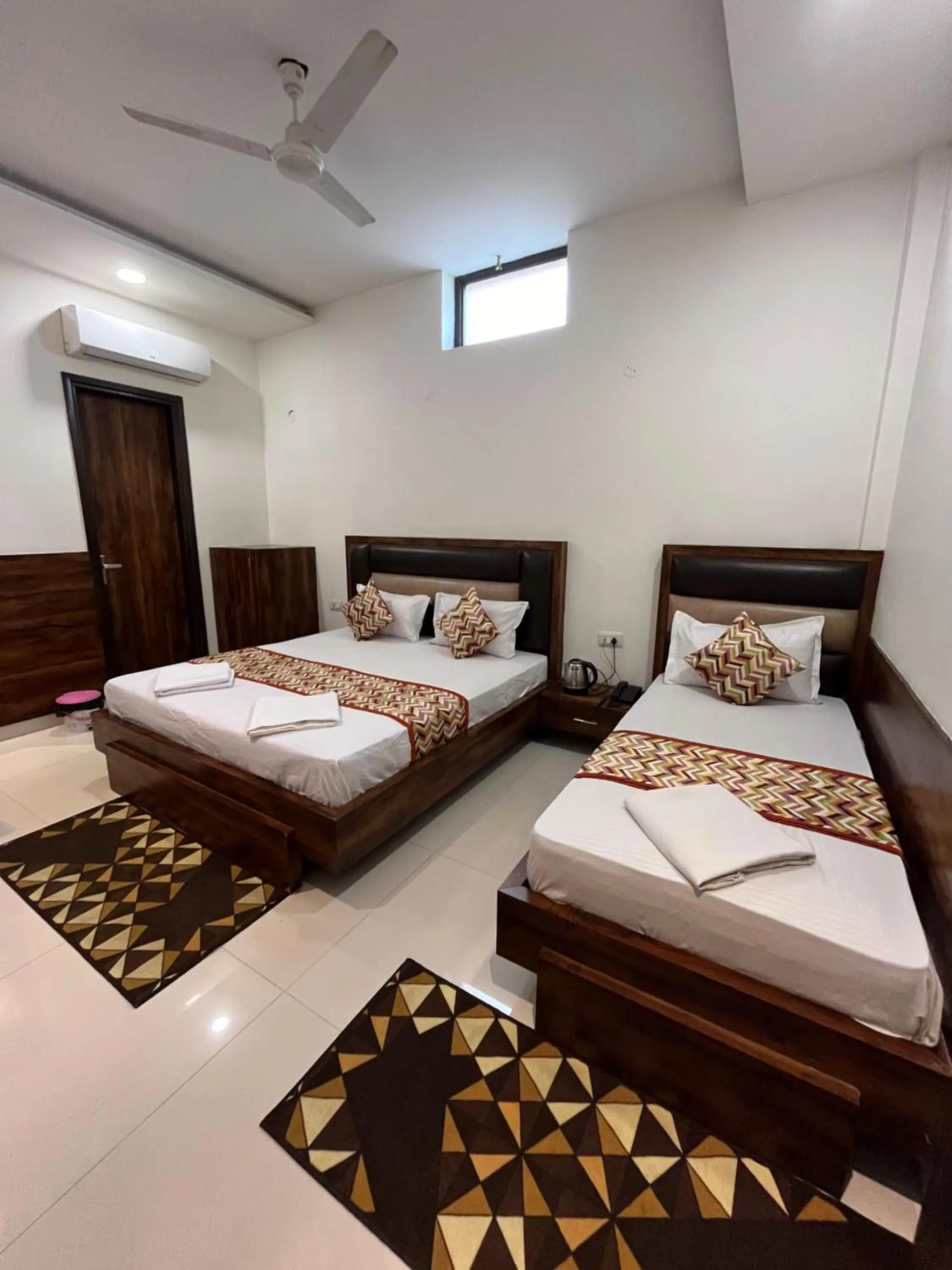 Bed in Hotel SB Residency