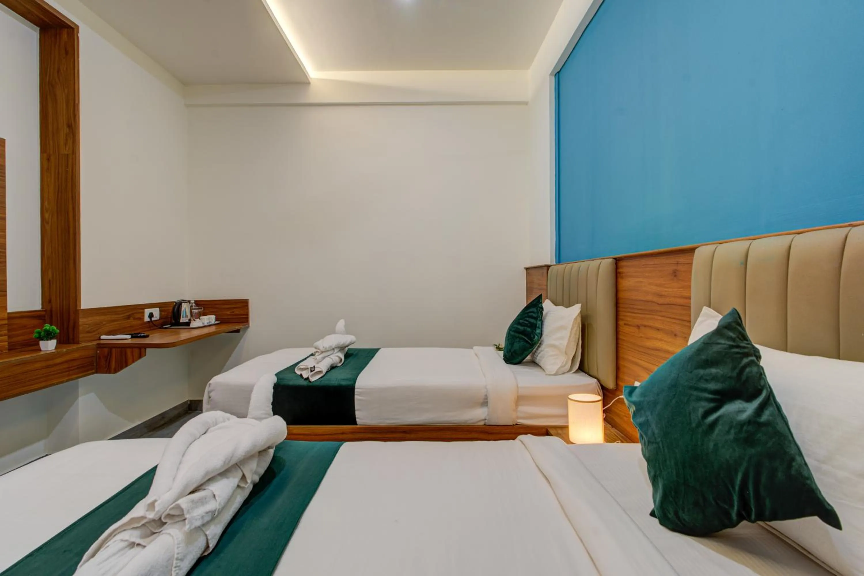 TV and multimedia, Bed in Silverkey Hotel Yelahanka