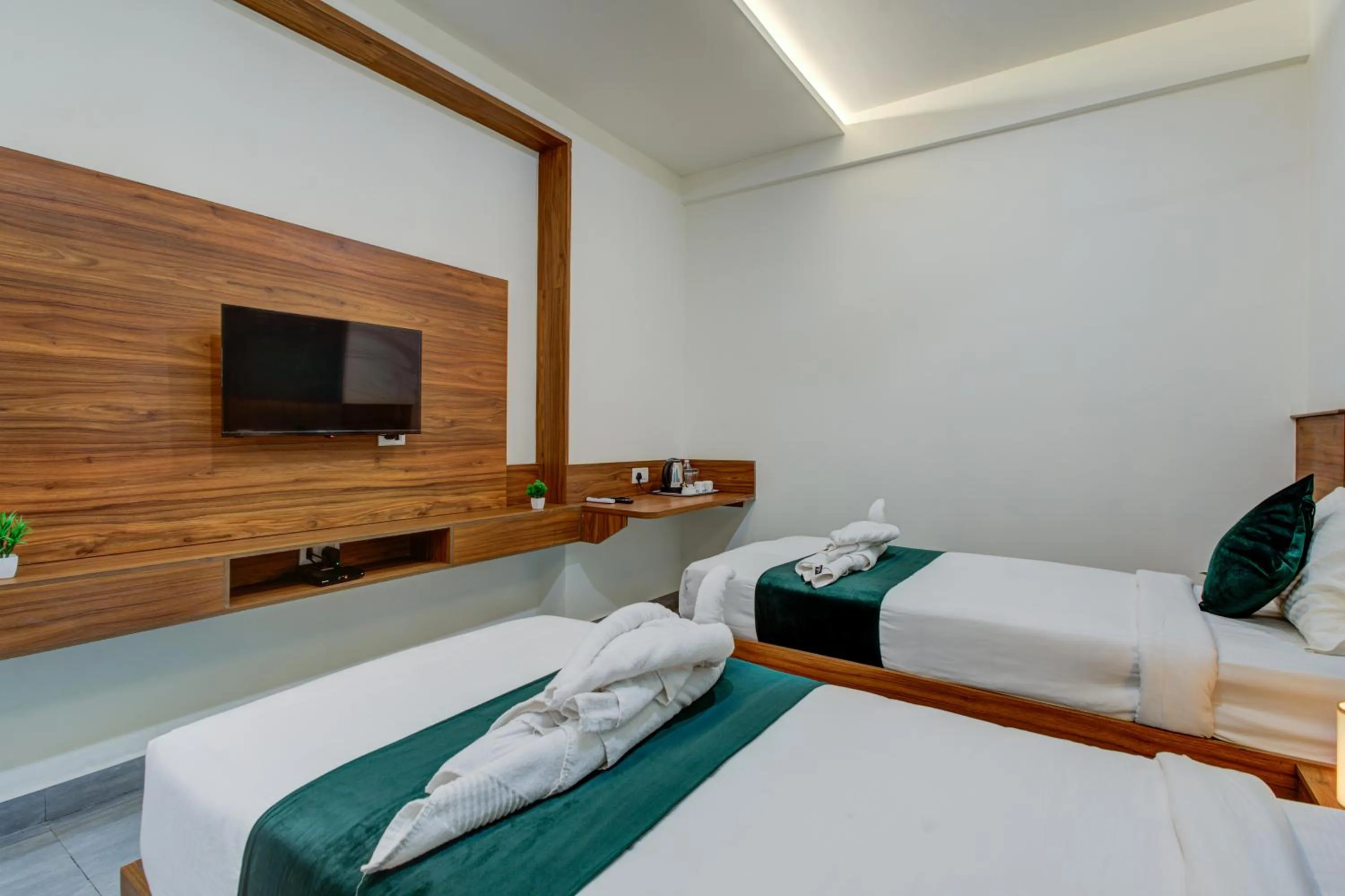 TV and multimedia, Bed in Silverkey Hotel Yelahanka