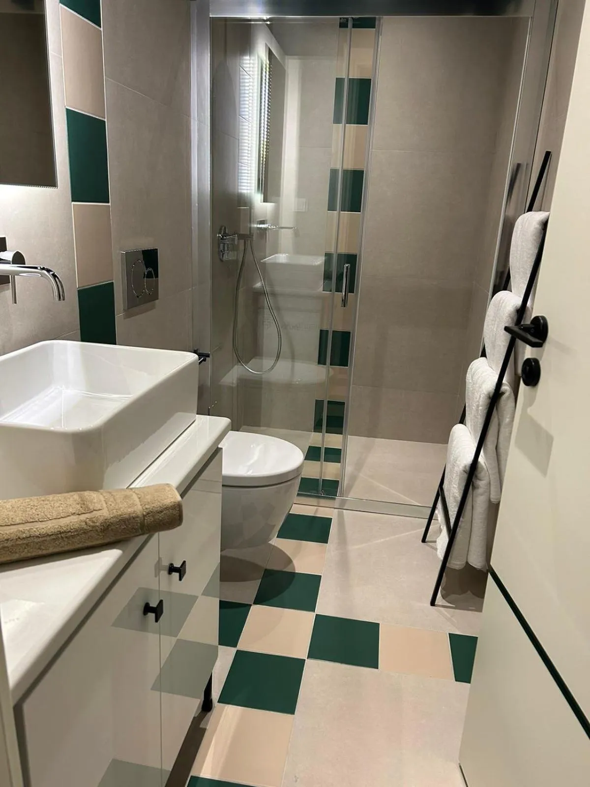 Bathroom in Living Yard Thissio