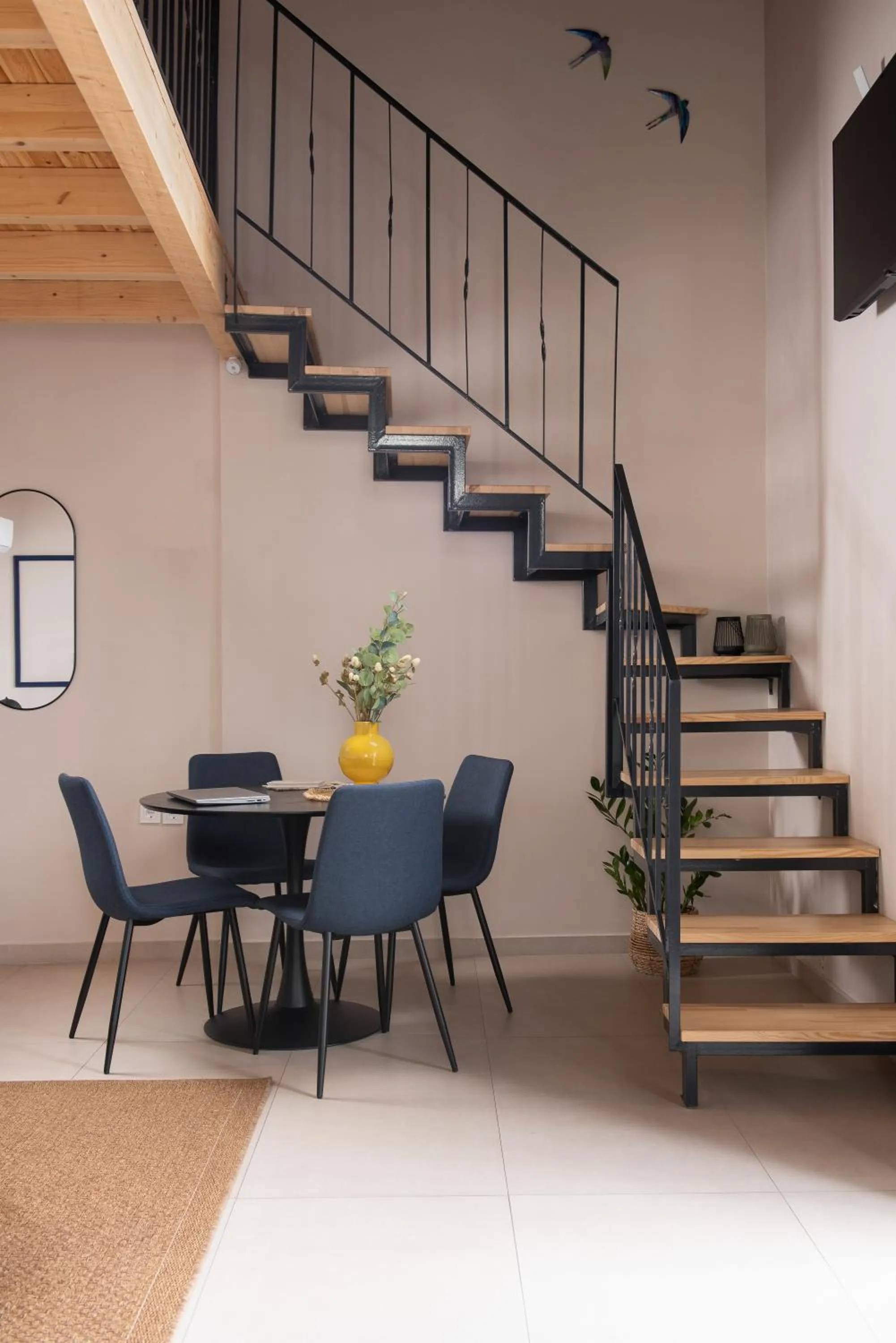 Decorative detail in Living Yard Thissio