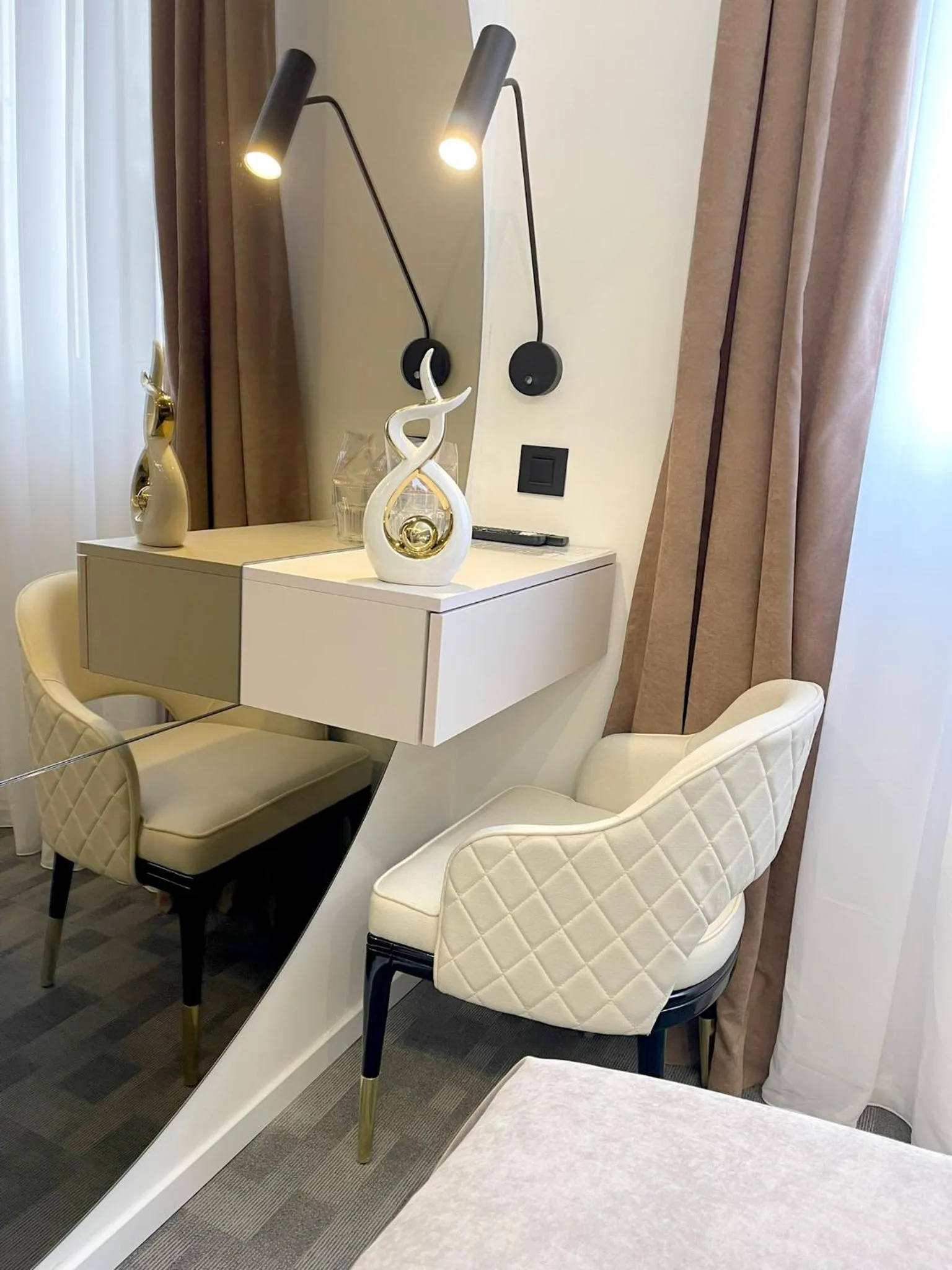 Seating area, Bed in Hotel NPL CODE