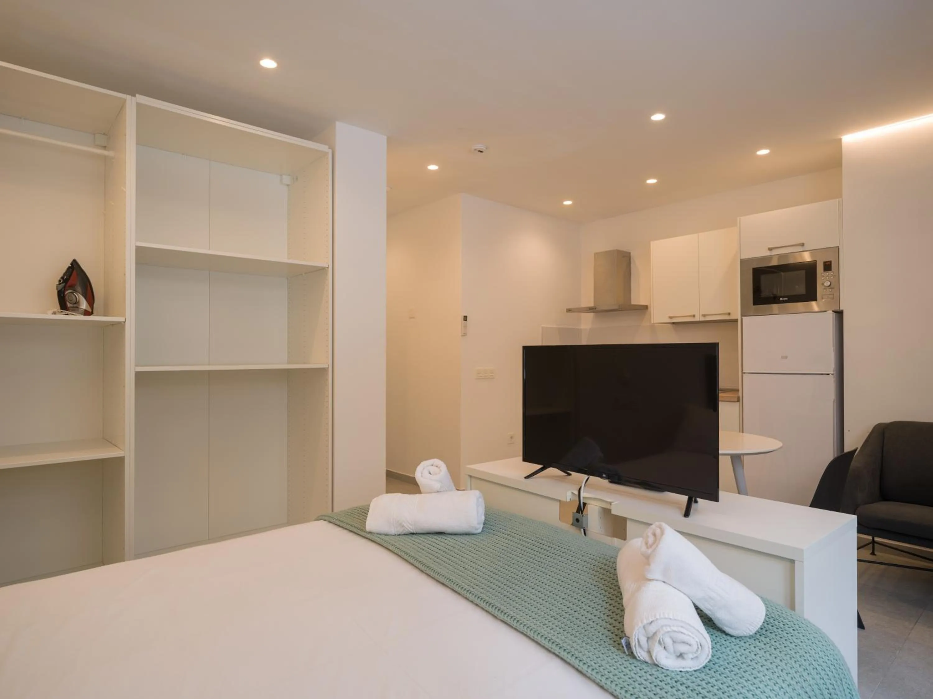 Kitchen or kitchenette, Bed in Shabolo Apartments Las Palmas