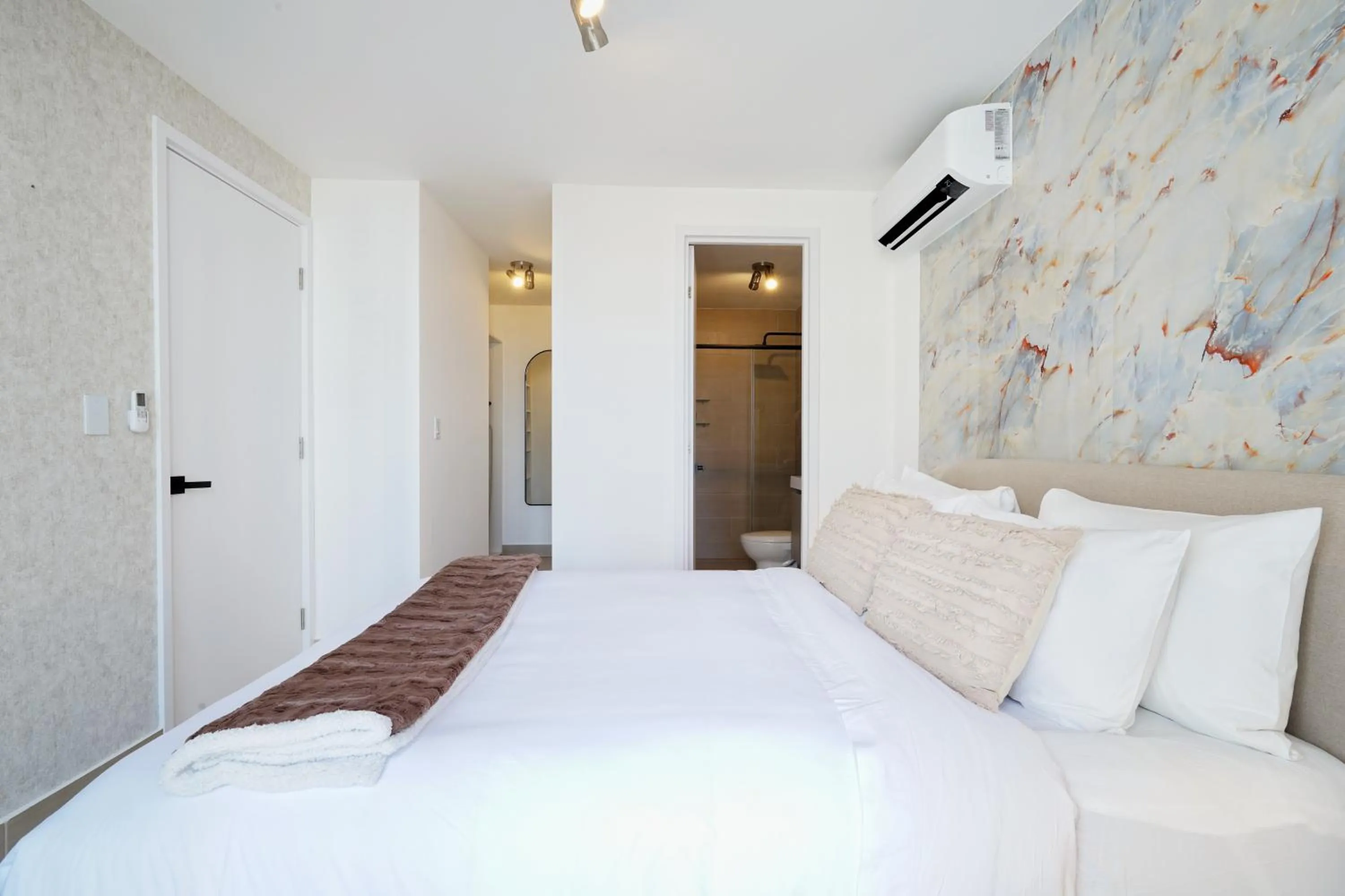 Bed in Wynwood House San Francisco