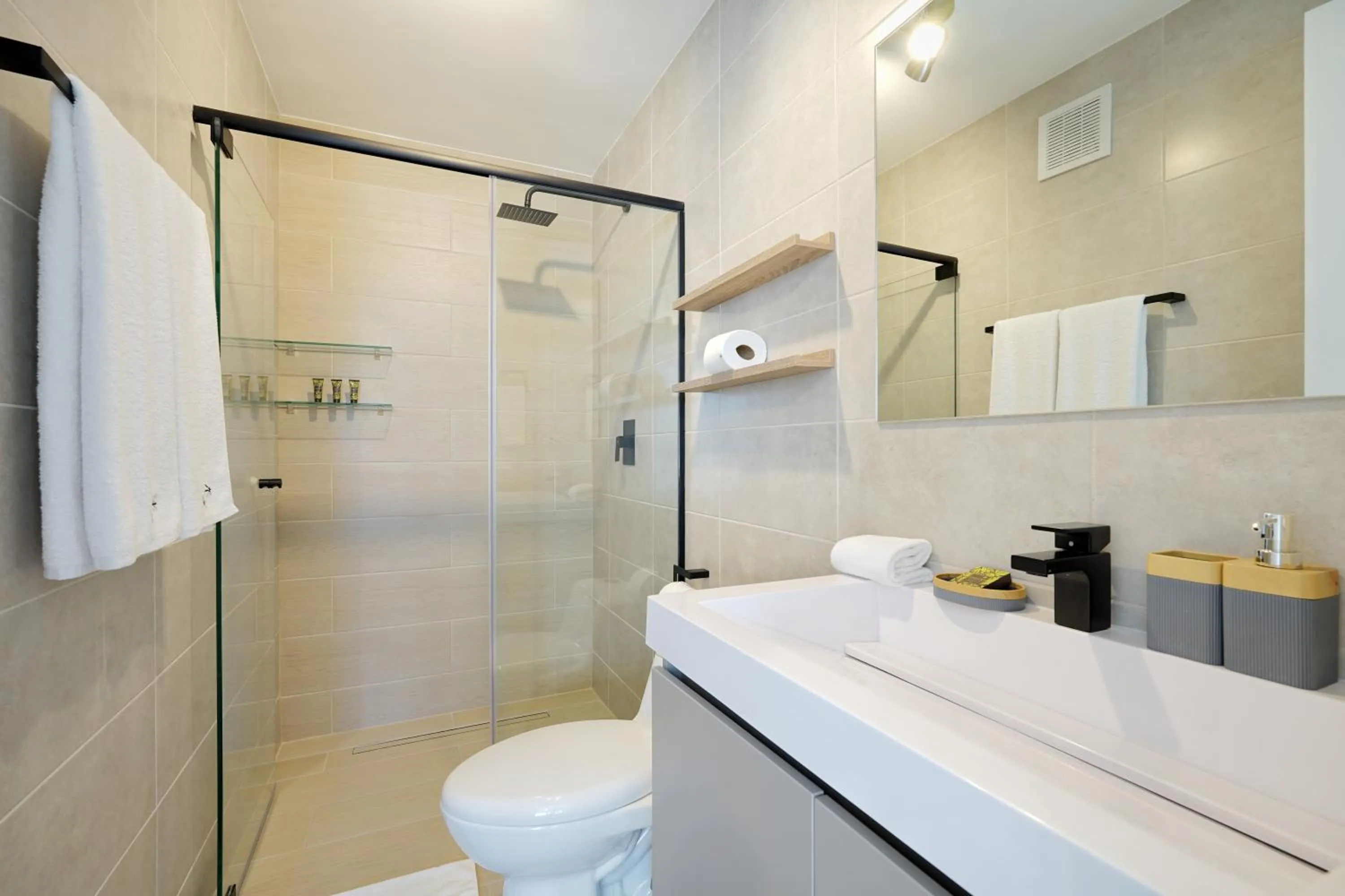 Shower in Wynwood House San Francisco